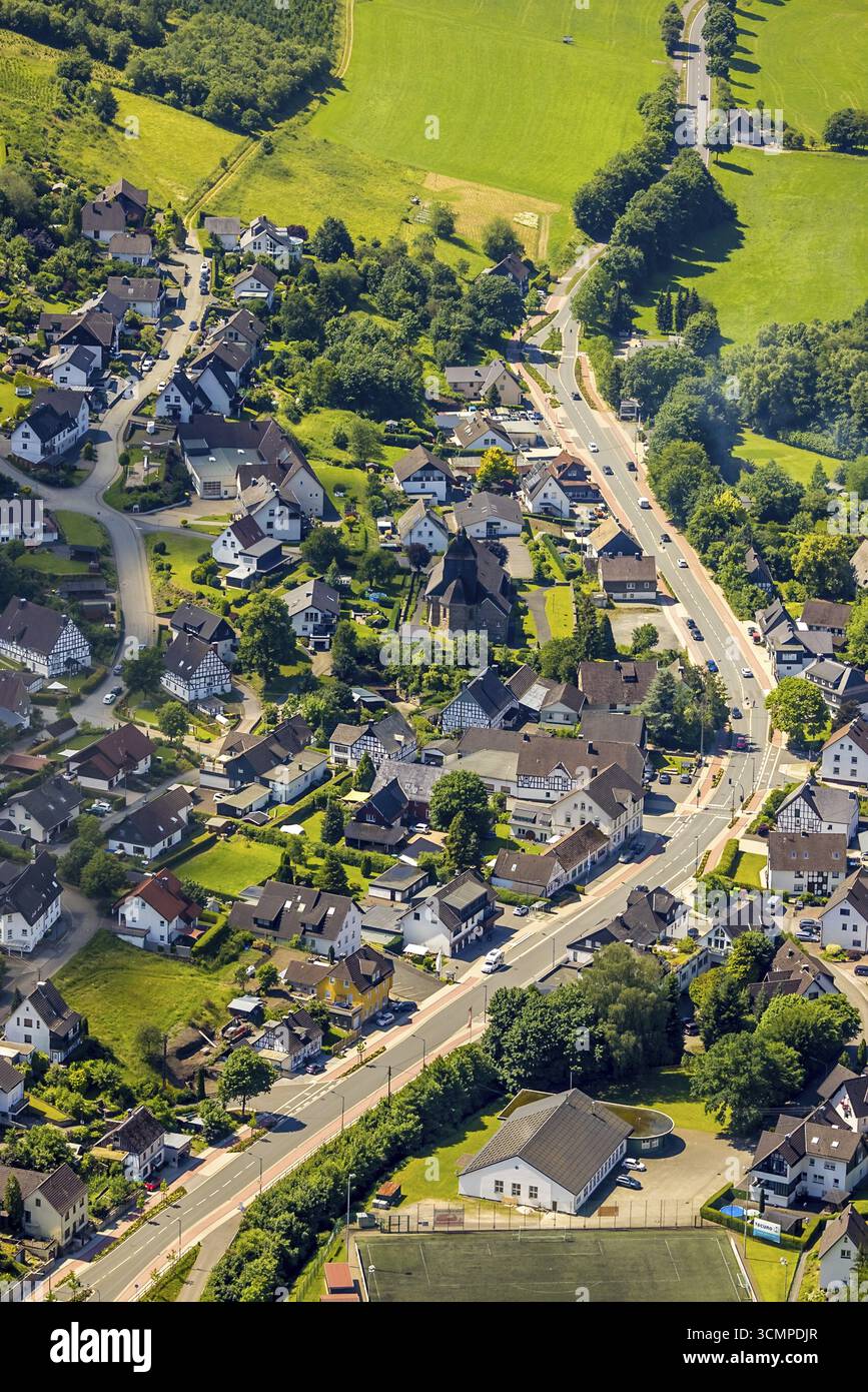Veduta aerea, veduta di Oberelspe, strada federale 55 e chiesa cattolica di Santa Maria Immacolata, Lennestadt, Sauerland, Renania settentrionale-Vestfalia, Germania, normale Foto Stock