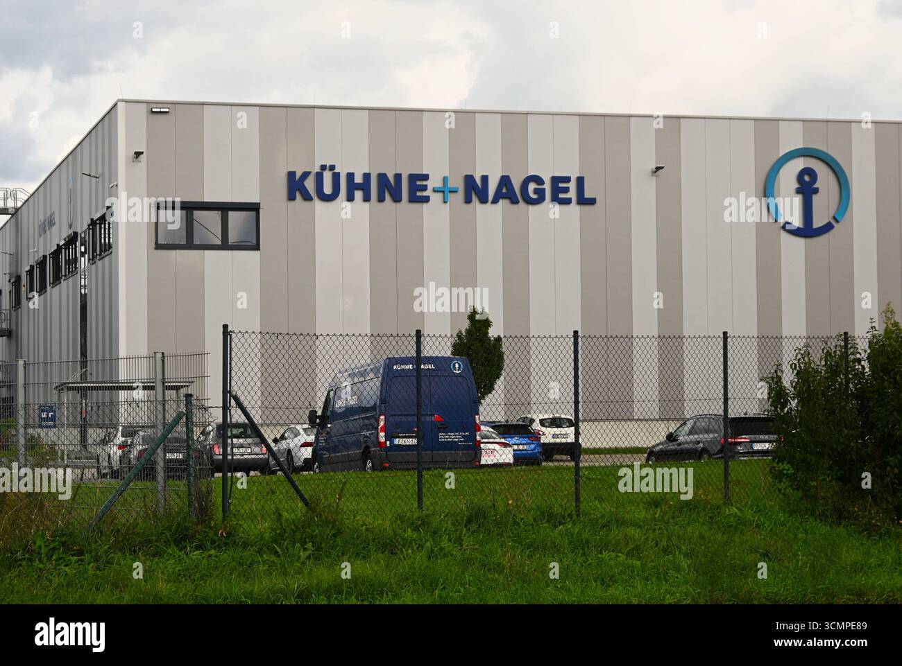 Die Kühne und Nagel International AG ist ein Logistik- und Gütertransportunternehmen mit Sitz im Ortsteil Schindellegi der Gemeinde Feusisberg im Schweizer Kanton Schwyz. Foto: Kühne und Nagel Spedition, Niederlassung a Ratisbona, Deutschland *** Kühne und Nagel International AG è una società di trasporto merci e logistica con sede nel distretto di Schindellegi del comune di Feusisberg nel cantone svizzero di Schwyz Photo Kühne und Nagel Spedition, filiale a Ratisbona, Germania Foto Stock