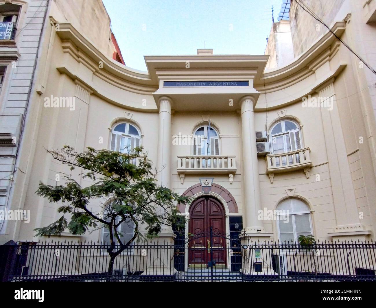 La facciata storica della Gran Loggia Argentina dei massoni liberi e accettati in via Presidente Peron. Le sue colonne, il balcone e i simboli massonici Foto Stock