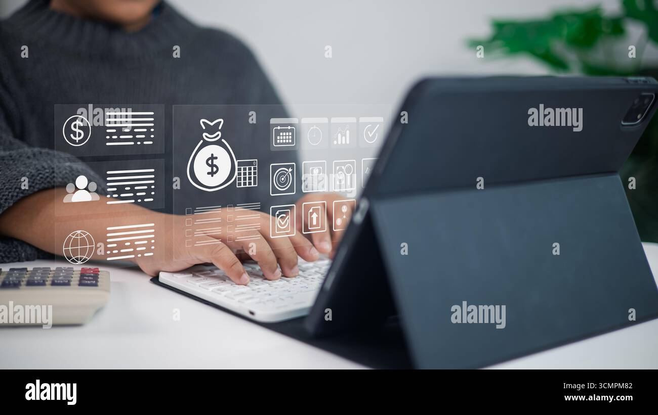 Uomo che scrive su tablet con icone finanziarie virtuali, concetto fintech, online banking, denaro digitale, tecnologia aziendale e gestione degli investimenti per mod Foto Stock