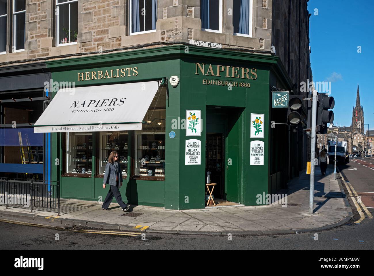Vista esterna dei Napiers, erboristi di Bristo Place, Edimburgo, Scozia, Regno Unito. Foto Stock