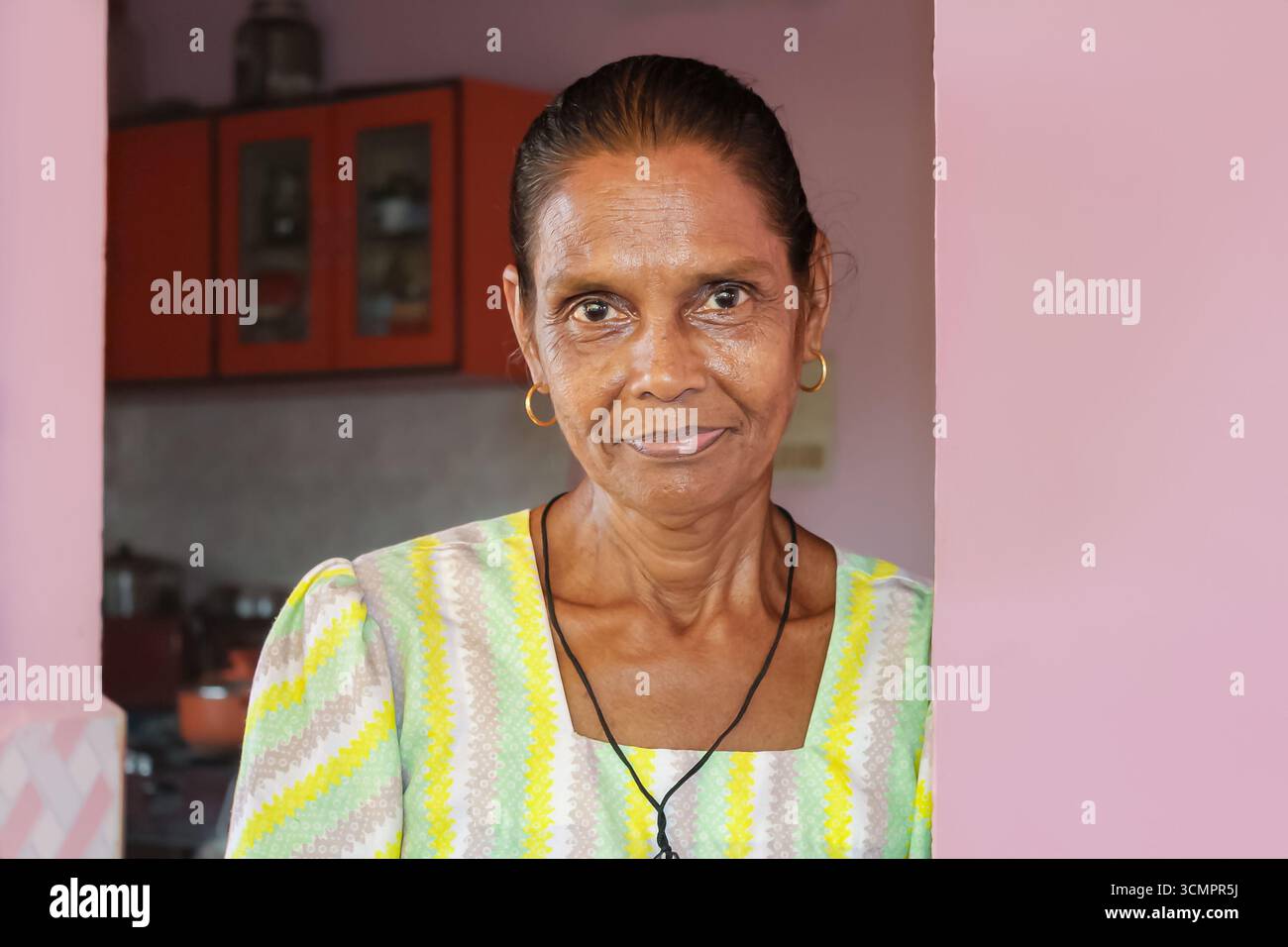 Donna matura indiana sorridente. Ritratto di una donna indiana Goa del nord felice che guarda la macchina fotografica della casa. Foto di viaggio, editoriale - novembre 16,20 Foto Stock