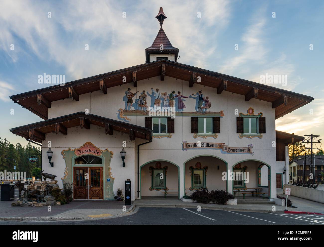 Leavenworth, WA - 25 agosto 2025: Festhalle o Festival Hall nel villaggio alpino tedesco nelle Cascade Mountains nello stato di Washington Foto Stock