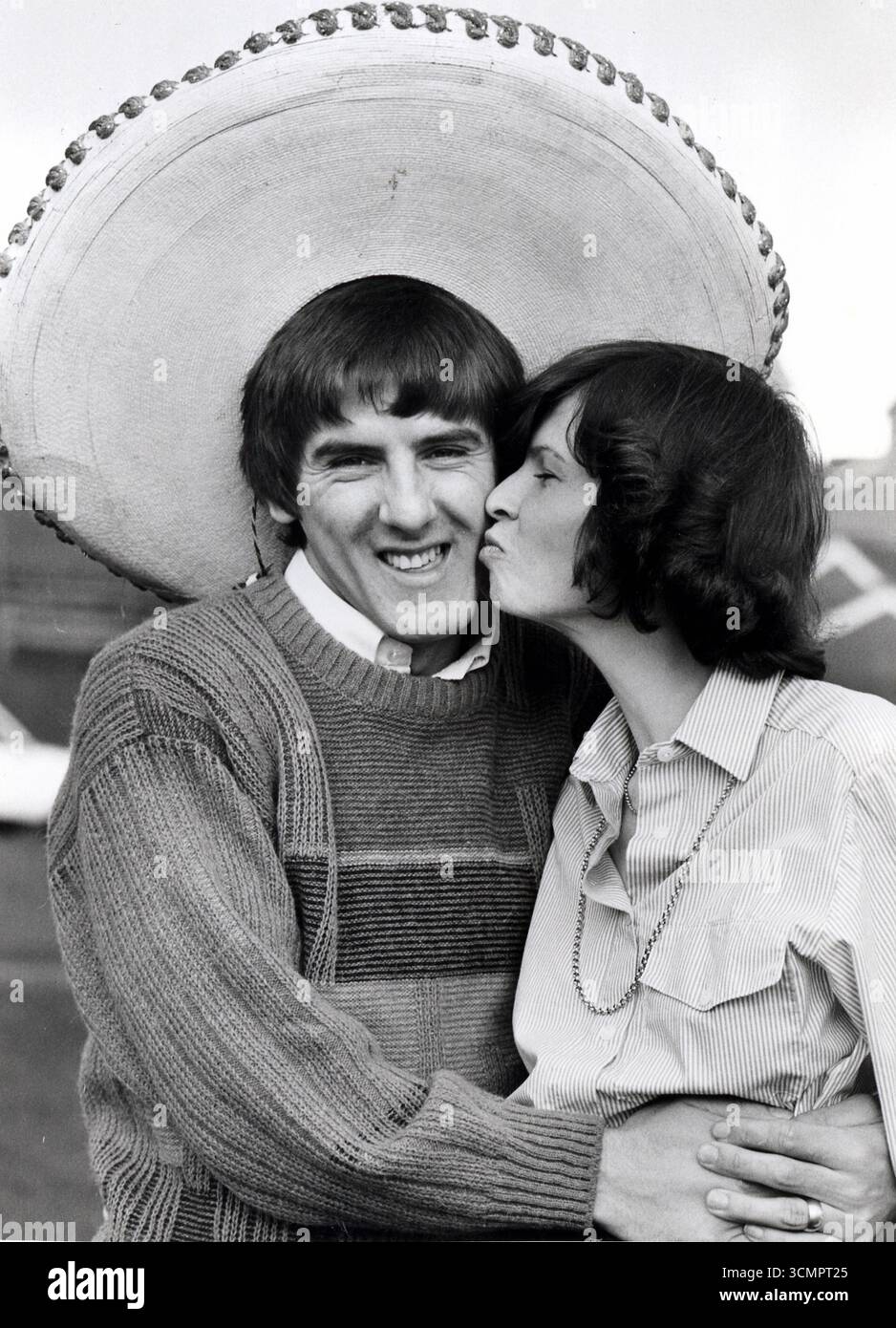 L'attaccante del Newcastle United Peter Beardsley indossa un sombrero per celebrare la sua inclusione nella squadra del campionato del mondo d'Inghilterra del Messico 1986, con la moglie Sandra, aprile 28 1986 Foto Stock