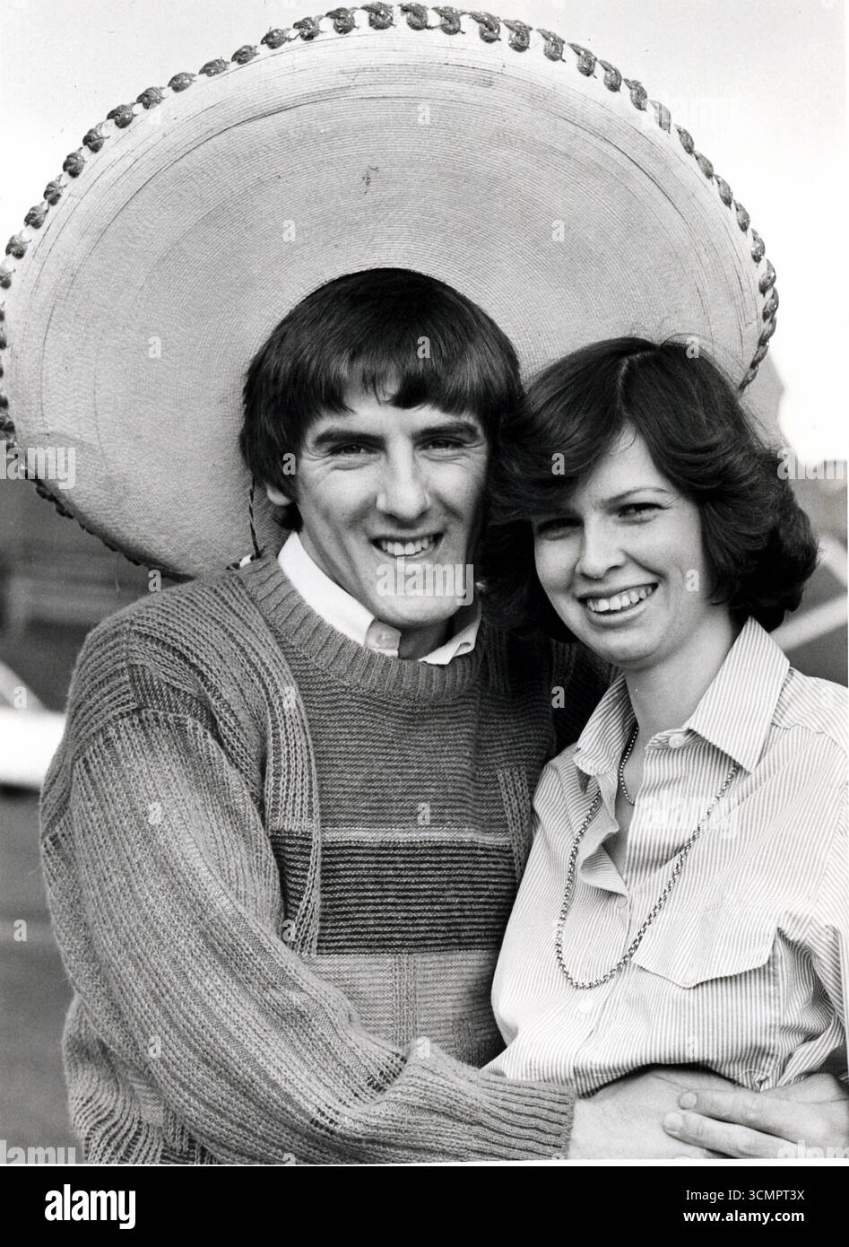 L'attaccante del Newcastle United Peter Beardsley indossa un sombrero per celebrare la sua inclusione nella squadra del campionato del mondo d'Inghilterra del Messico 1986, con la moglie Sandra, aprile 28 1986 Foto Stock