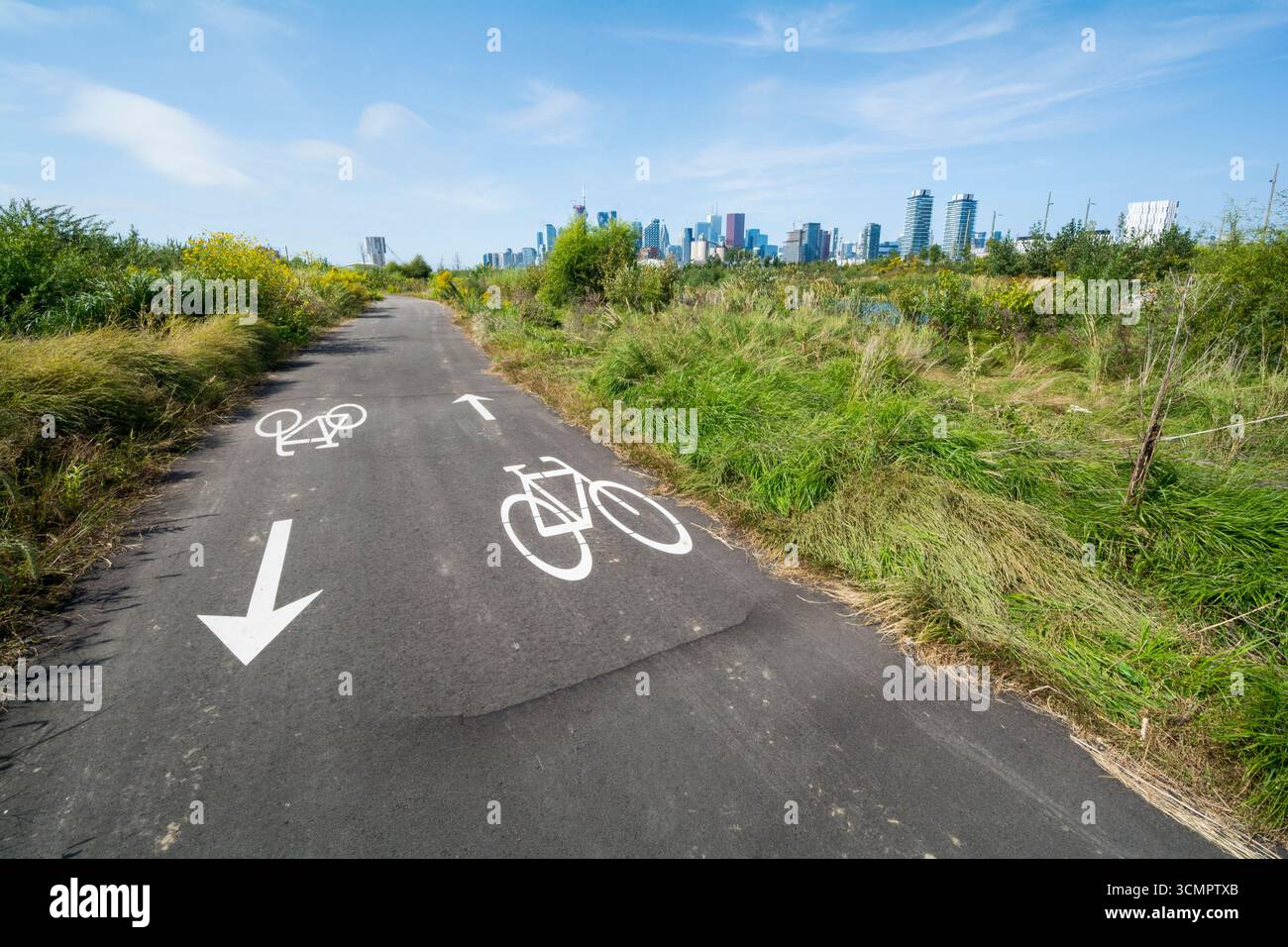 Un percorso segnato per i ciclisti nel Biidaasige Park di recente costruzione, su terreni recentemente recuperati nelle Port Lands di Toronto, Ontario Canada Foto Stock