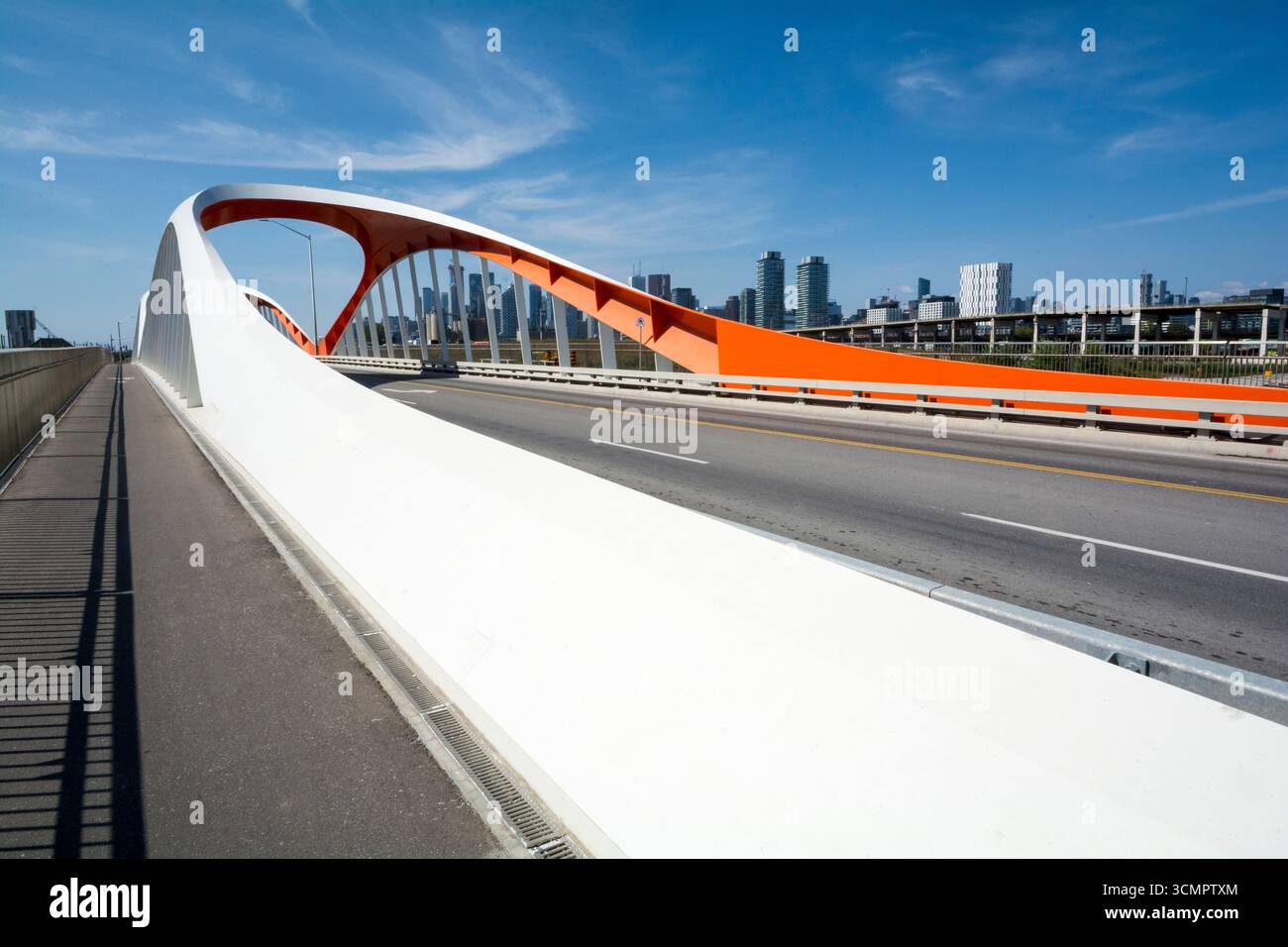 Il nuovo design innovativo del Commissioners Street Bridge, parte fondamentale del progetto di rivitalizzazione delle terre del porto di Toronto Foto Stock