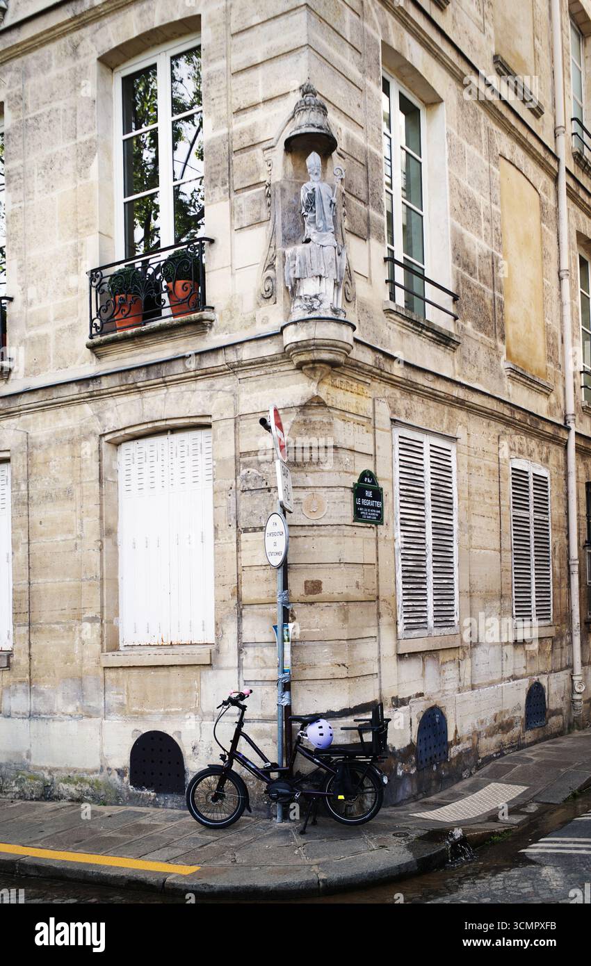 Mystères de l'Île Saint-Louis : l'Énigmatique Statua de Saint Nicolas à Parigi. Foto Stock