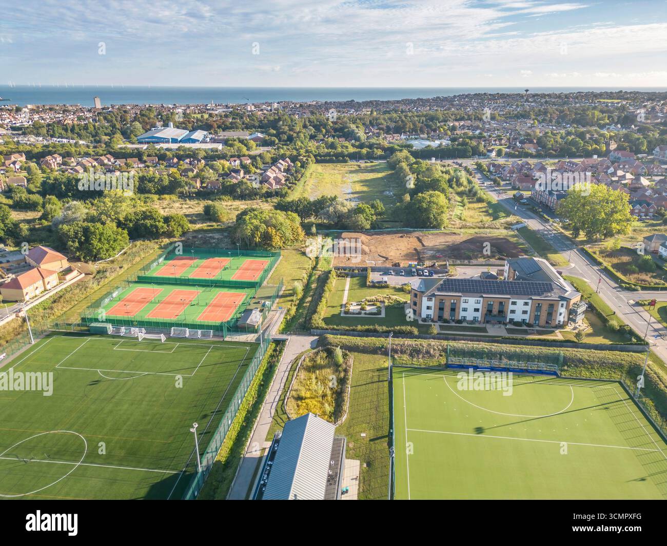 vista aerea del centro sportivo della baia di herne, una struttura polisportiva nella baia di herne sulla costa del kent Foto Stock