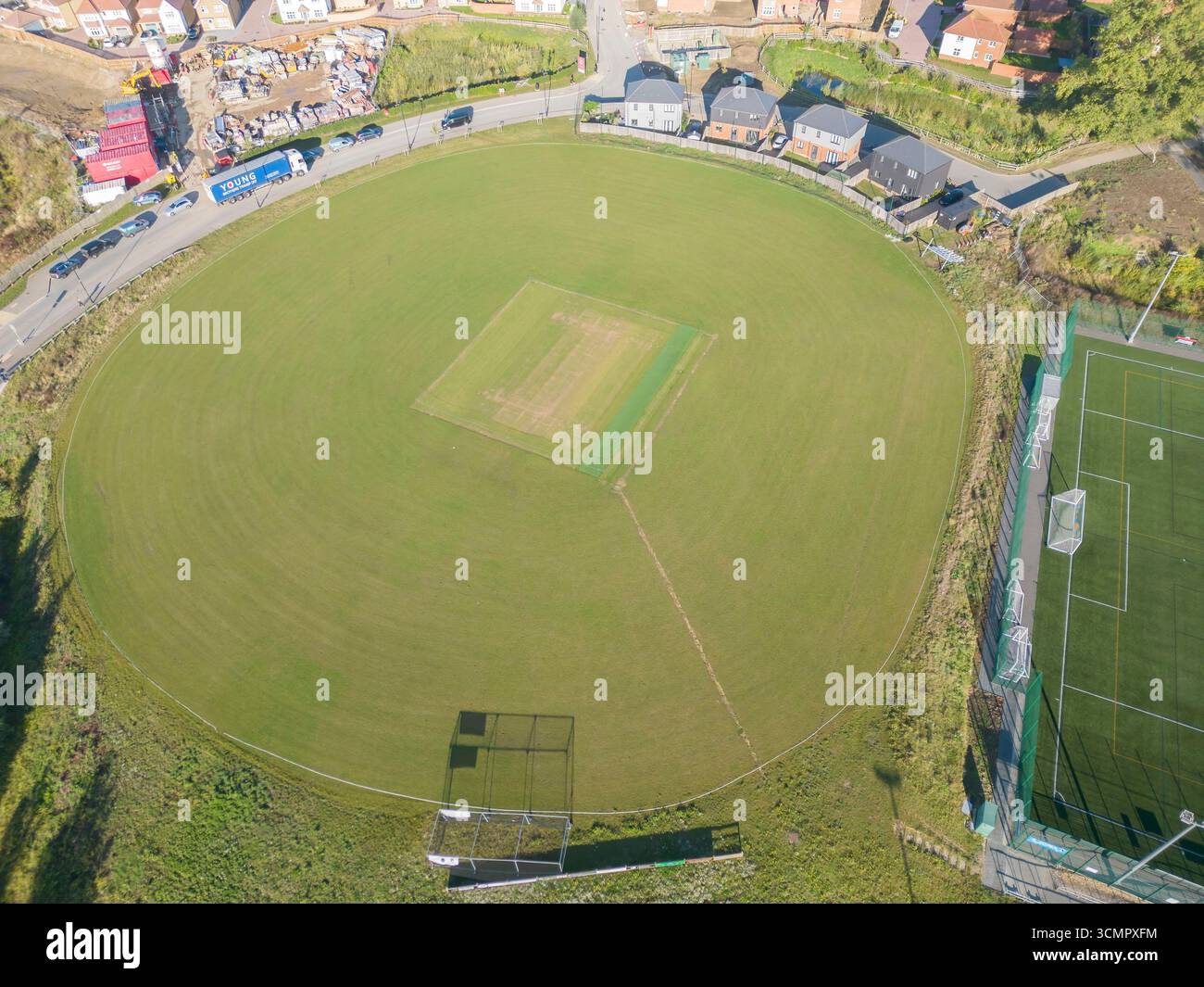vista aerea del centro sportivo della baia di herne, una struttura polisportiva nella baia di herne nel kent Foto Stock