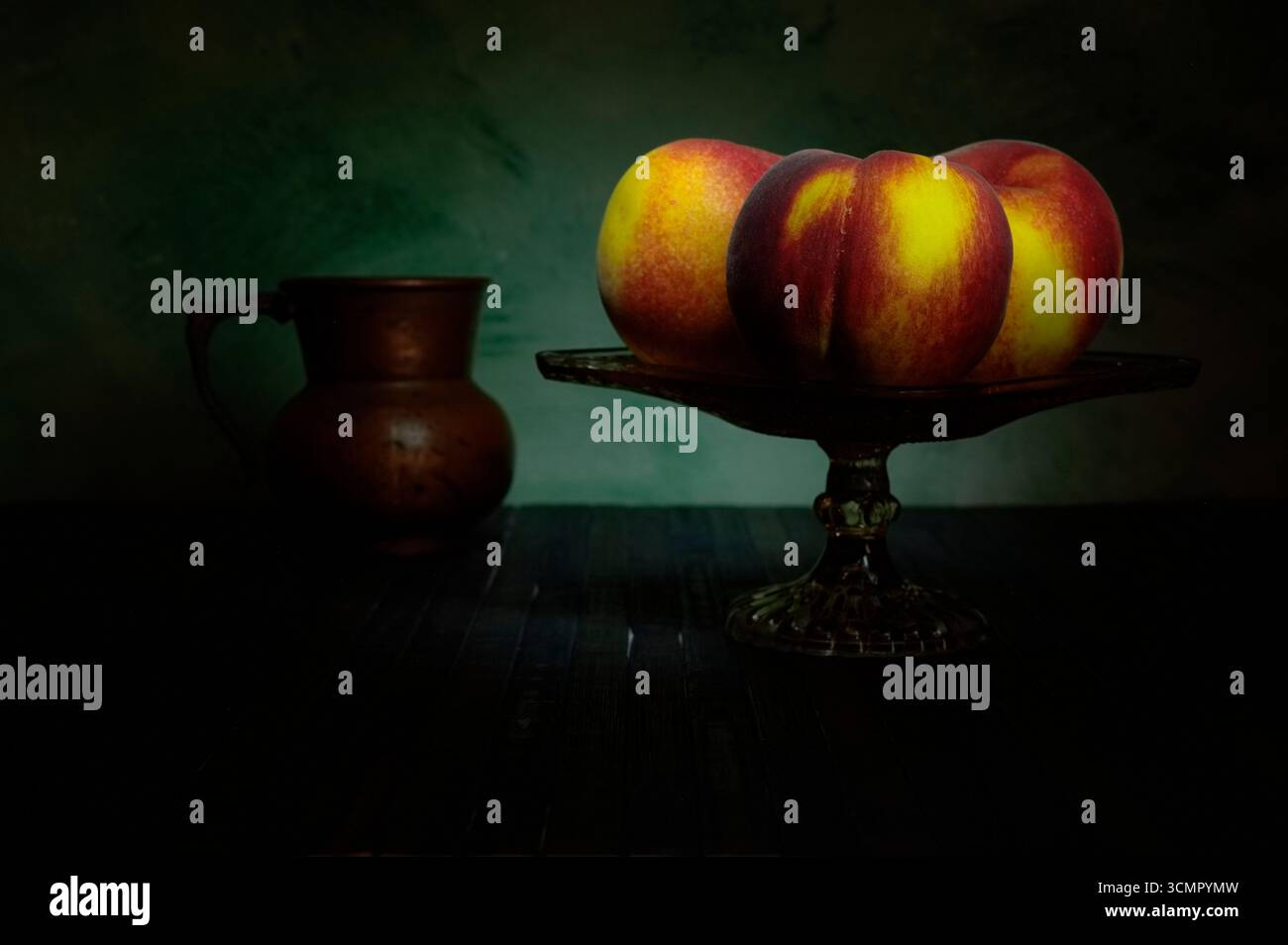 Le pesche dorate riposano in una grazia tranquilla, cullate dal vetro e dall'ombra, un inno alla fugace dolcezza dell'estate. Foto Stock