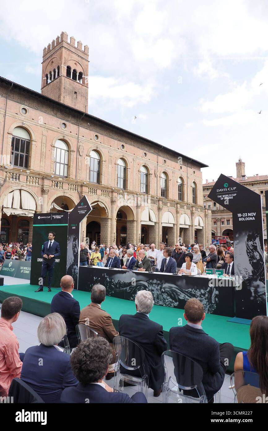 News - sorteggio per la Coppa Davis Round of 16 Teams la cerimonia di sorteggio per la Coppa Davis Tennis Round of 16 Teams, in programma a novembre a Bologna, vedrà la partecipazione del Ministro dello Sport Andrea Abodi, Presidente della Federazione Italiana Tennis Angelo Binaghi, Direttore del Torneo Feliciano Lopez, Assessore allo Sport per il comune di Bologna Roberta li Calzi e Coordinatore delle politiche sportive per la regione Emilia Romagna Gianmaria Manghi - Bologna, Italia, 17 settembre, 2025 - foto corrispondenza Bologna Piazza maggiore Italia Copyright: xCorrispondentexBolognax/xLiveMediax Foto Stock