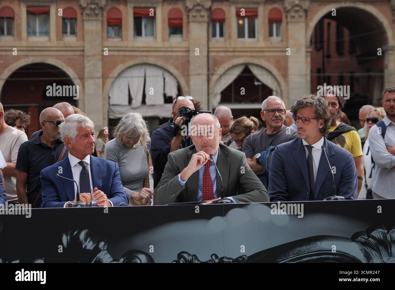 News - sorteggio per la Coppa Davis Round of 16 Teams la cerimonia di sorteggio per la Coppa Davis Tennis Round of 16 Teams, in programma a novembre a Bologna, vedrà la partecipazione del Ministro dello Sport Andrea Abodi, Presidente della Federazione Italiana Tennis Angelo Binaghi, Direttore del Torneo Feliciano Lopez, Assessore allo Sport per il comune di Bologna Roberta li Calzi e Coordinatore delle politiche sportive per la regione Emilia Romagna Gianmaria Manghi - Bologna, Italia, 17 settembre, 2025 - foto corrispondenza Bologna Piazza maggiore Italia Copyright: xCorrispondentexBolognax/xLiveMediax Foto Stock