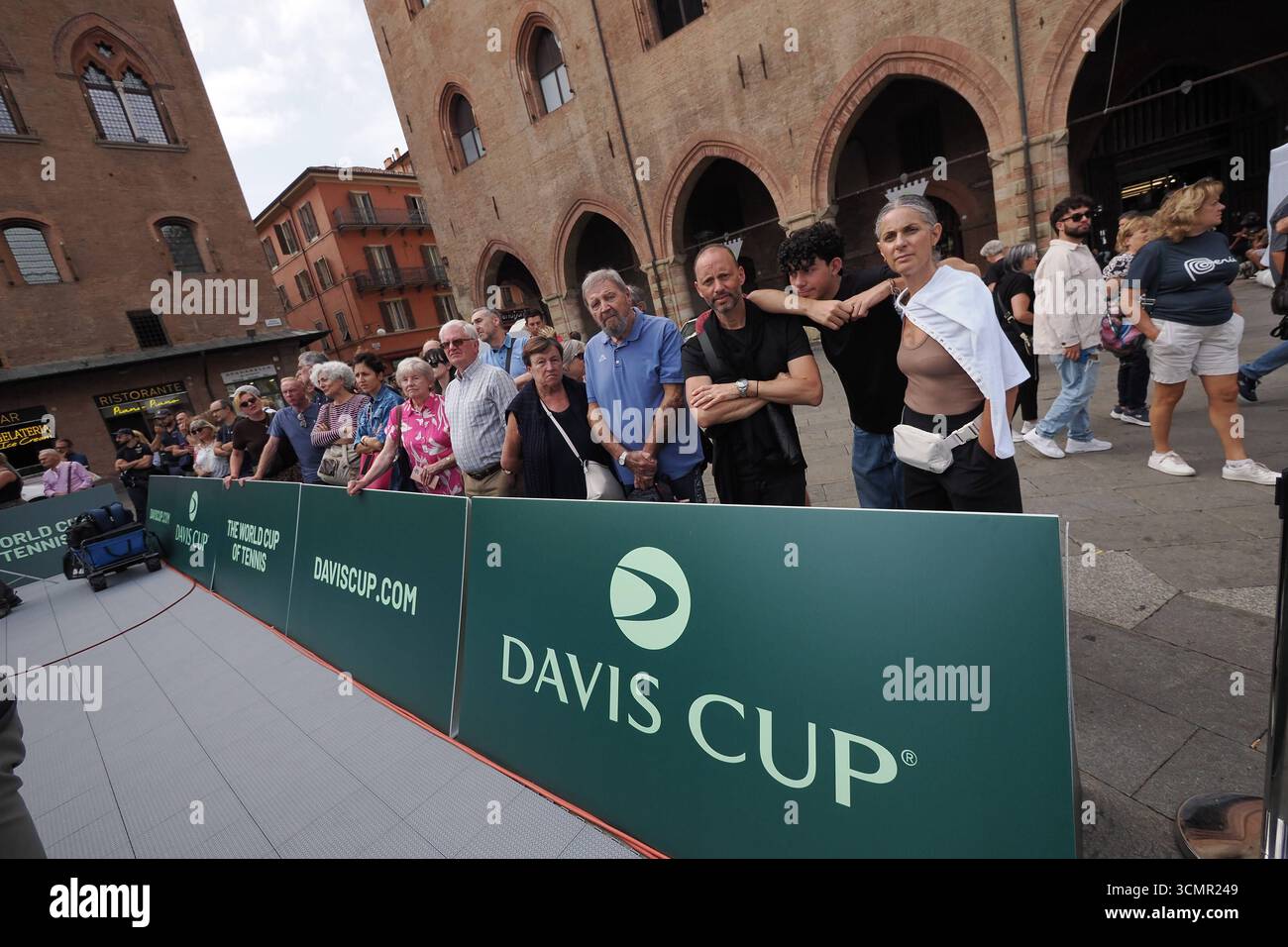 News - sorteggio per la Coppa Davis Round of 16 Teams la cerimonia di sorteggio per la Coppa Davis Tennis Round of 16 Teams, in programma a novembre a Bologna, vedrà la partecipazione del Ministro dello Sport Andrea Abodi, Presidente della Federazione Italiana Tennis Angelo Binaghi, Direttore del Torneo Feliciano Lopez, Assessore allo Sport per il comune di Bologna Roberta li Calzi e Coordinatore delle politiche sportive per la regione Emilia Romagna Gianmaria Manghi - Bologna, Italia, 17 settembre, 2025 - foto corrispondenza Bologna Piazza maggiore Italia Copyright: xCorrispondentexBolognax/xLiveMediax Foto Stock