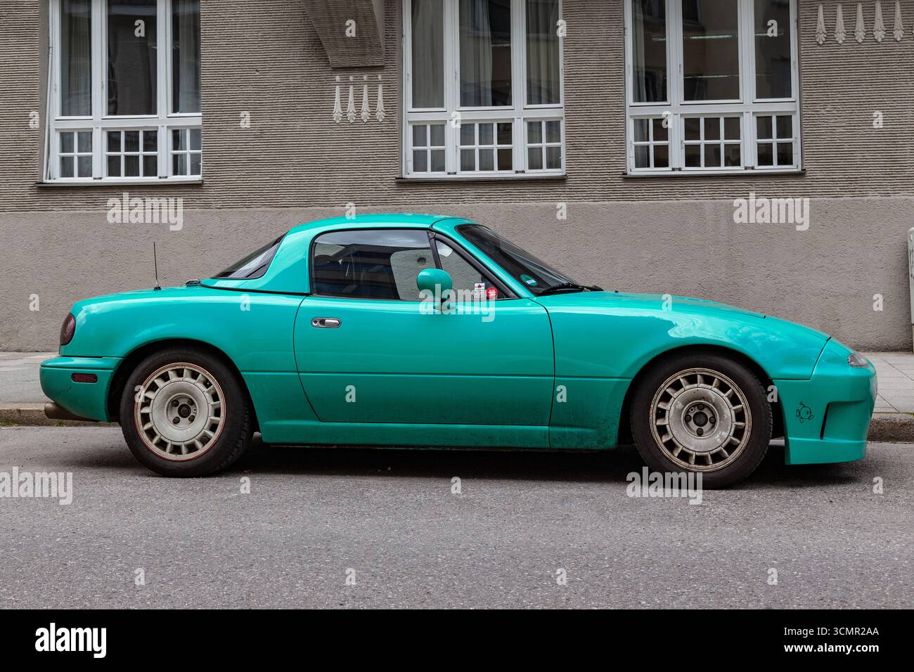 MONACO DI BAVIERA, GERMANIA - 22 MAGGIO 2024: Questa è una Mazda MX coupé, sviluppata dall'industria giapponese, sulla strada della città. Foto Stock