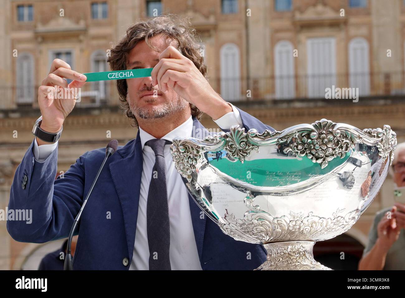 News - sorteggio per la Coppa Davis Round of 16 Teams la cerimonia di sorteggio per la Coppa Davis Tennis Round of 16 Teams, in programma a novembre a Bologna, vedrà la partecipazione del Ministro dello Sport Andrea Abodi, Presidente della Federazione Italiana Tennis Angelo Binaghi, Direttore del Torneo Feliciano Lopez, Assessore allo Sport per il comune di Bologna Roberta li Calzi e Coordinatore delle politiche sportive per la regione Emilia Romagna Gianmaria Manghi - Bologna, Italia, 17 settembre, 2025 - foto corrispondenza Bologna Piazza maggiore Italia Copyright: xCorrispondentexBolognax/xLiveMediax Foto Stock