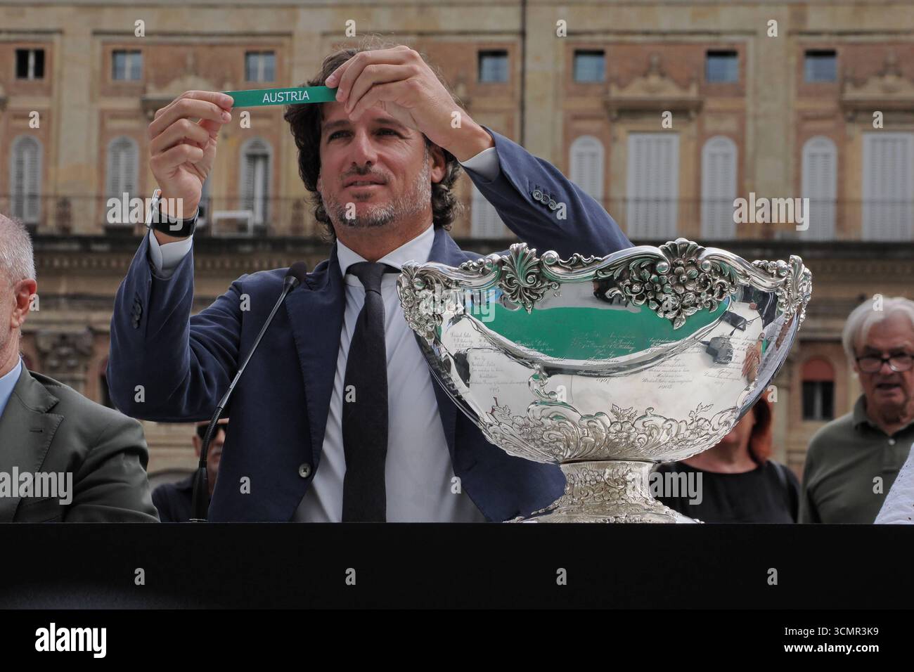 News - sorteggio per la Coppa Davis Round of 16 Teams la cerimonia di sorteggio per la Coppa Davis Tennis Round of 16 Teams, in programma a novembre a Bologna, vedrà la partecipazione del Ministro dello Sport Andrea Abodi, Presidente della Federazione Italiana Tennis Angelo Binaghi, Direttore del Torneo Feliciano Lopez, Assessore allo Sport per il comune di Bologna Roberta li Calzi e Coordinatore delle politiche sportive per la regione Emilia Romagna Gianmaria Manghi - Bologna, Italia, 17 settembre, 2025 - foto corrispondenza Bologna Piazza maggiore Italia Copyright: xCorrispondentexBolognax/xLiveMediax Foto Stock