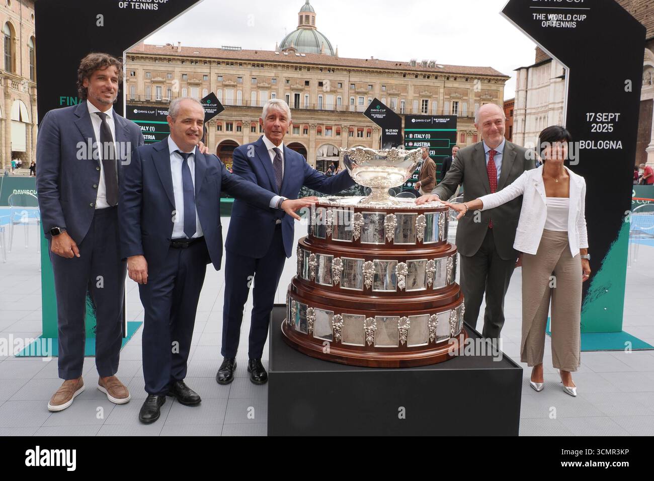 News - sorteggio per la Coppa Davis Round of 16 Teams la cerimonia di sorteggio per la Coppa Davis Tennis Round of 16 Teams, in programma a novembre a Bologna, vedrà la partecipazione del Ministro dello Sport Andrea Abodi, Presidente della Federazione Italiana Tennis Angelo Binaghi, Direttore del Torneo Feliciano Lopez, Assessore allo Sport per il comune di Bologna Roberta li Calzi e Coordinatore delle politiche sportive per la regione Emilia Romagna Gianmaria Manghi - Bologna, Italia, 17 settembre, 2025 - foto corrispondenza Bologna Piazza maggiore Italia Copyright: xCorrispondentexBolognax/xLiveMediax Foto Stock