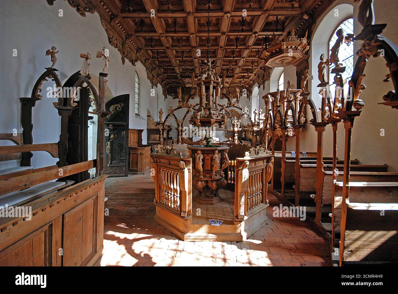 14.09.2025 Osterwohle Kirche Deutschland/ Sachsen Anhalt/ Altmark/ Altmarkkreis Salzwedel/ Stadt Salzwedel/ Ortsteil Osterwohle/ romanische Dorfkirche/ erbaut im 13. Jahrhundert/ umgebaut im stile des Manierismus/ gilt als herausragendes Bauwerk dieser Epoche und stellt den Übergang von der Renaissance zum Barock dar/ im Inneren einzigartige Holzschnitzereien- einmalig in Deutschland/ Kassettendecke/ Lettner als Altarschranke/ Gestühl Gerüst Foto Stock