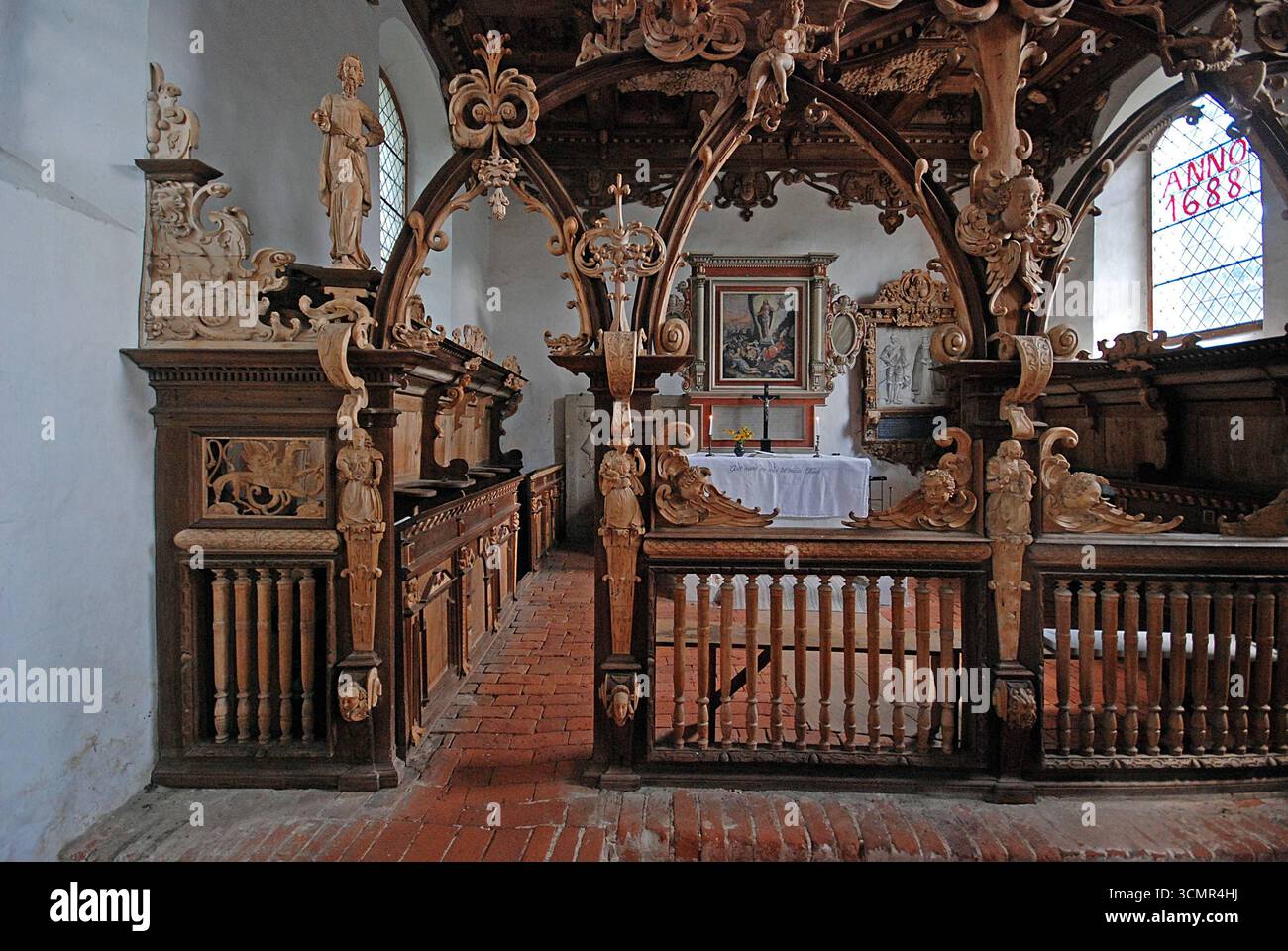 14.09.2025 Osterwohle Kirche Deutschland/ Sachsen Anhalt/ Altmark/ Altmarkkreis Salzwedel/ Stadt Salzwedel/ Ortsteil Osterwohle/ romanische Dorfkirche/ erbaut im 13. Jahrhundert/ umgebaut im stile des Manierismus/ gilt als herausragendes Bauwerk dieser Epoche und stellt den Übergang von der Renaissance zum Barock dar/ im Inneren einzigartige Holzschnitzereien- einmalig in Deutschland/ Kassettendecke/ Lettner als Altarschranke/ Gestühl Gerüst Foto Stock