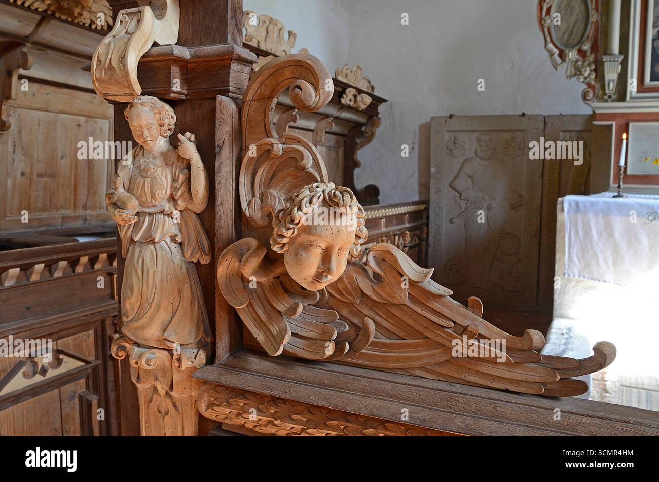 14.09.2025 Osterwohle Kirche Deutschland/ Sachsen Anhalt/ Altmark/ Altmarkkreis Salzwedel/ Stadt Salzwedel/ Ortsteil Osterwohle/ romanische Dorfkirche/ erbaut im 13. Jahrhundert/ umgebaut im stile des Manierismus/ gilt als herausragendes Bauwerk dieser Epoche und stellt den Übergang von der Renaissance zum Barock dar/ im Inneren einzigartige Holzschnitzereien- einmalig in Deutschland/ Kassettendecke/ Lettner als Altarschranke/ Gestühl Gerüst Foto Stock