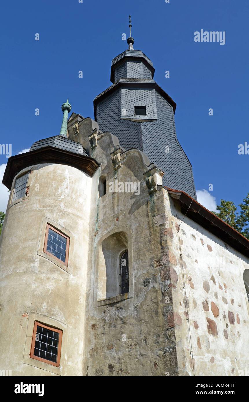 14.09.2025 Osterwohle Kirche Deutschland/ Sachsen Anhalt/ Altmark/ Altmarkkreis Salzwedel/ Stadt Salzwedel/ Ortsteil Osterwohle/ romanische Dorfkirche/ erbaut im 13. Jahrhundert/ umgebaut im stile des Manierismus/ gilt als herausragendes Bauwerk dieser Epoche und stellt den Übergang von der Renaissance zum Barock dar/ im Inneren einzigartige Holzschnitzereien- einmalig in Deutschland/ Kassettendecke/ Lettner als Altarschranke/ Gestühl Gerüst Foto Stock