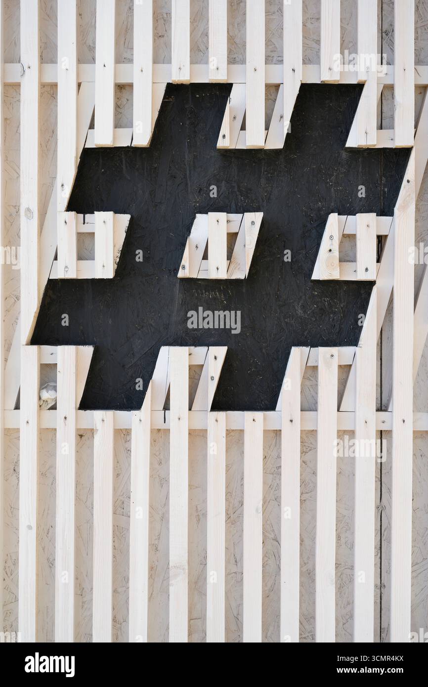Il simbolo del numero '#', un simbolo dei social media fatto di spranghe di legno Foto Stock