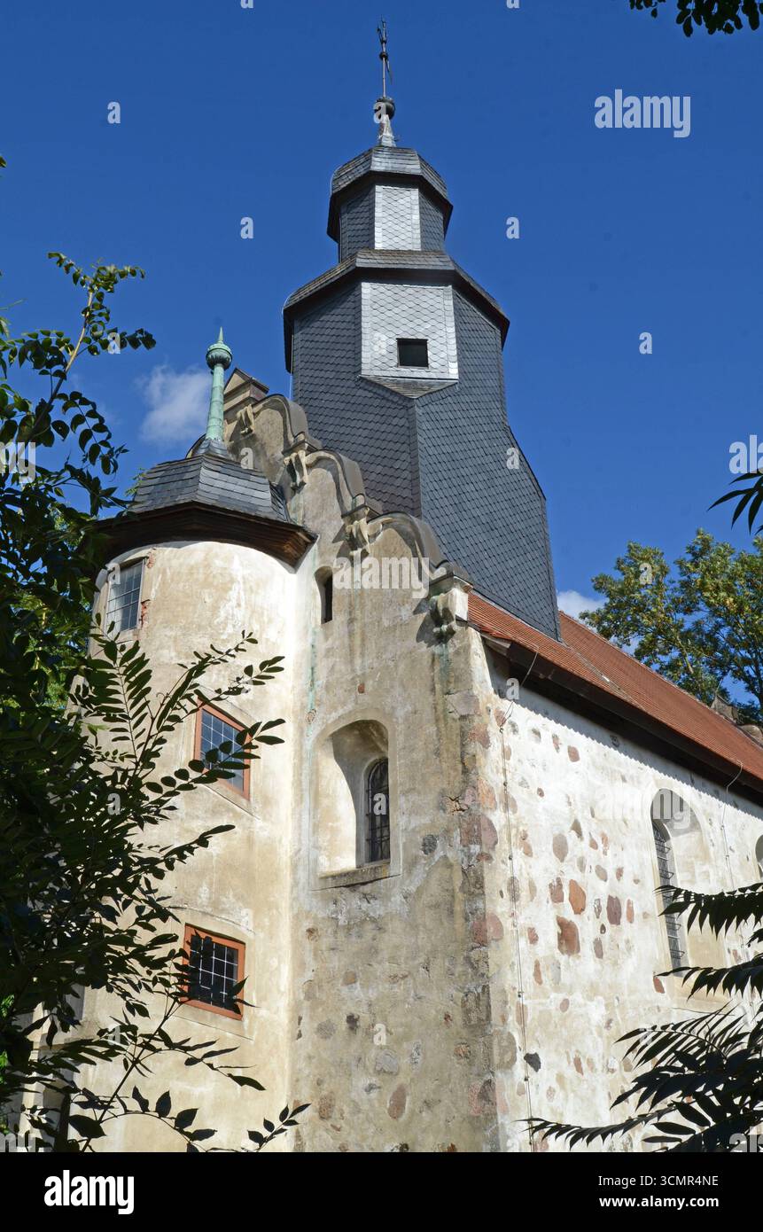 14.09.2025 Osterwohle Kirche Deutschland/ Sachsen Anhalt/ Altmark/ Altmarkkreis Salzwedel/ Stadt Salzwedel/ Ortsteil Osterwohle/ romanische Dorfkirche/ erbaut im 13. Jahrhundert/ umgebaut im stile des Manierismus/ gilt als herausragendes Bauwerk dieser Epoche und stellt den Übergang von der Renaissance zum Barock dar/ im Inneren einzigartige Holzschnitzereien- einmalig in Deutschland/ Kassettendecke/ Lettner als Altarschranke/ Gestühl Gerüst Foto Stock