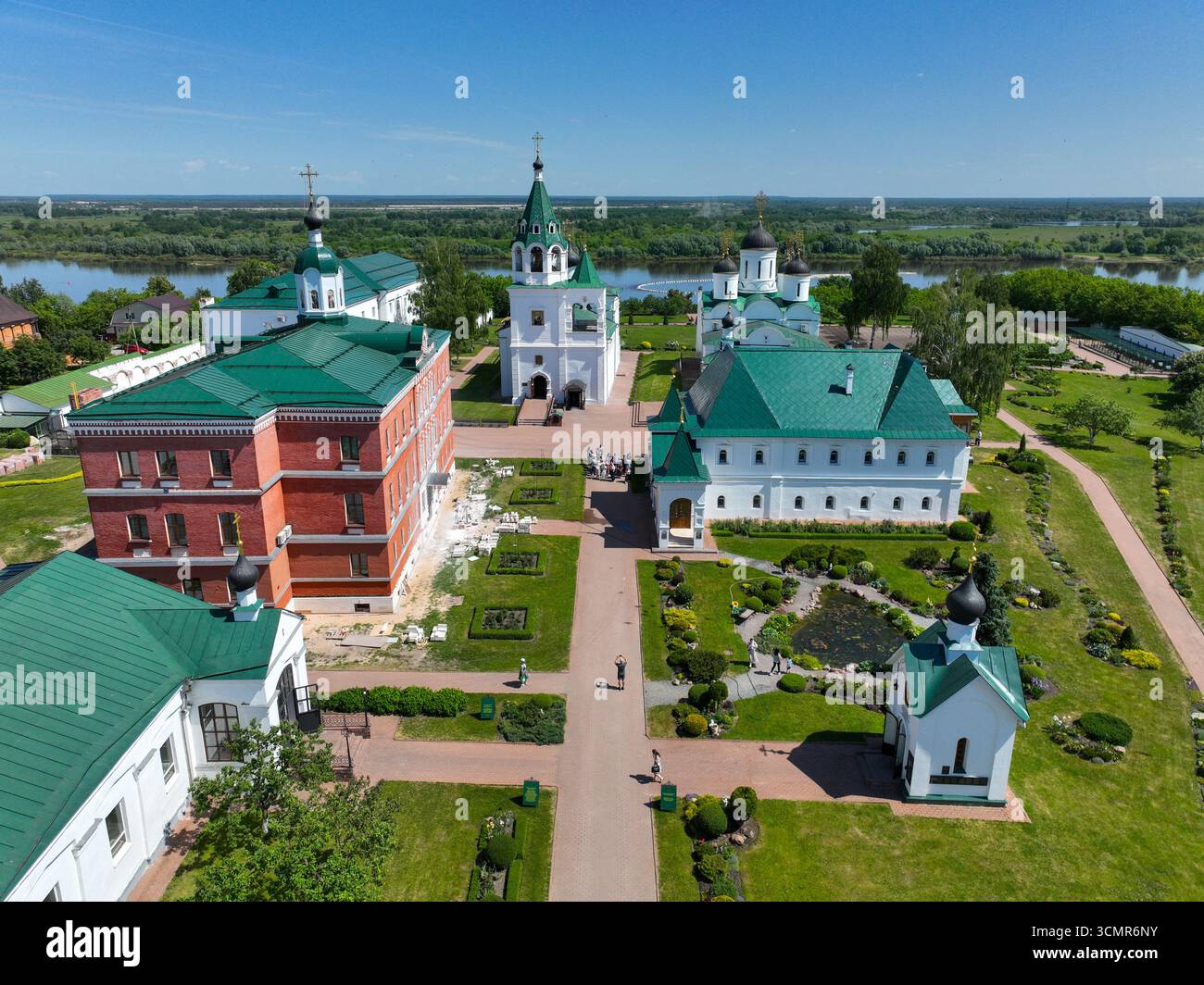 Vista aerea del complesso del monastero della Trasfigurazione, che mette in evidenza il cortile principale, un laghetto decorativo e l'edificio amministrativo in mattoni rossi. Foto Stock