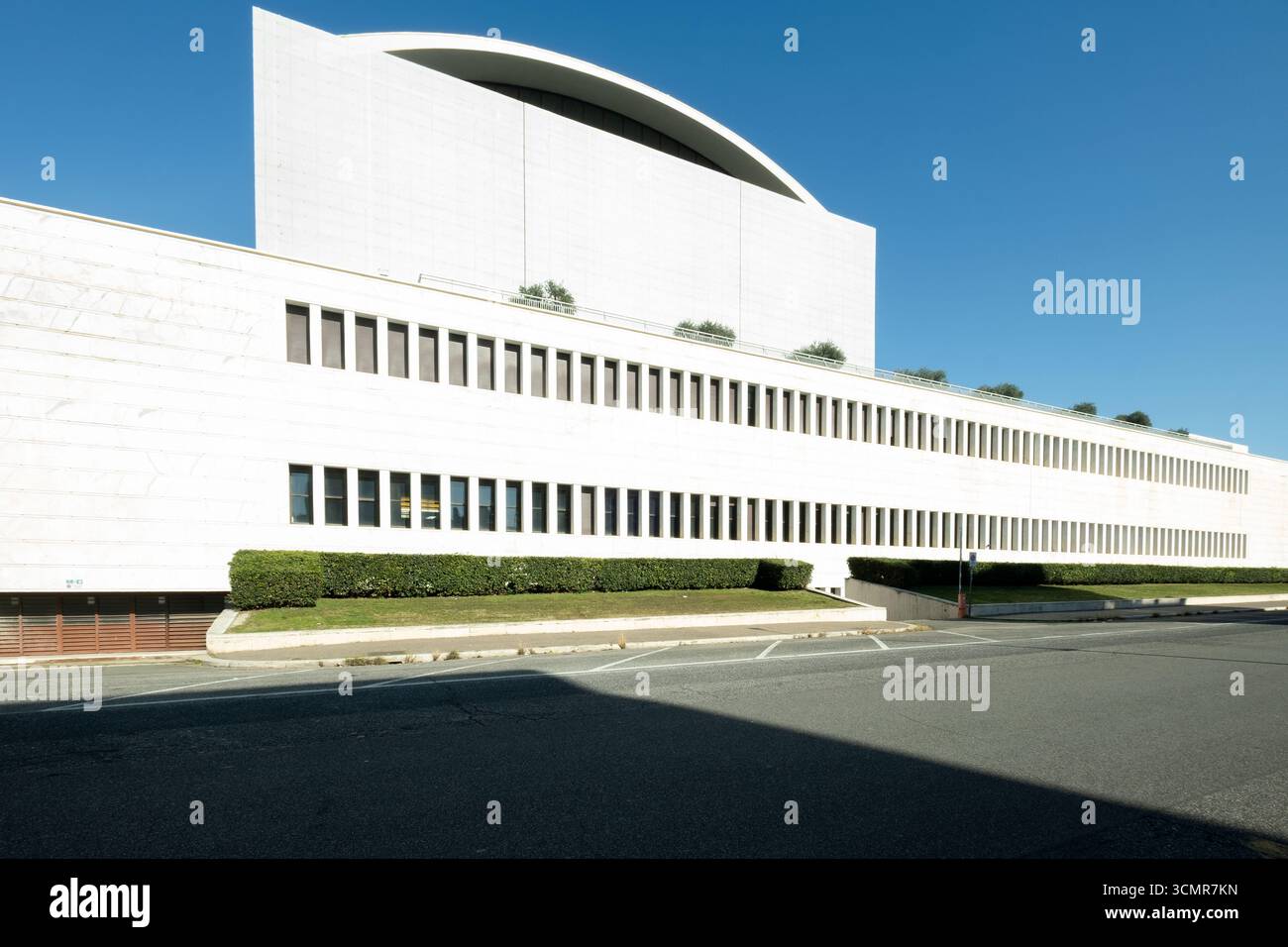 palazzo dei congressi nel quartiere eur di roma, un notevole esempio di architettura razionalista di adalberto libera, Italia Foto Stock