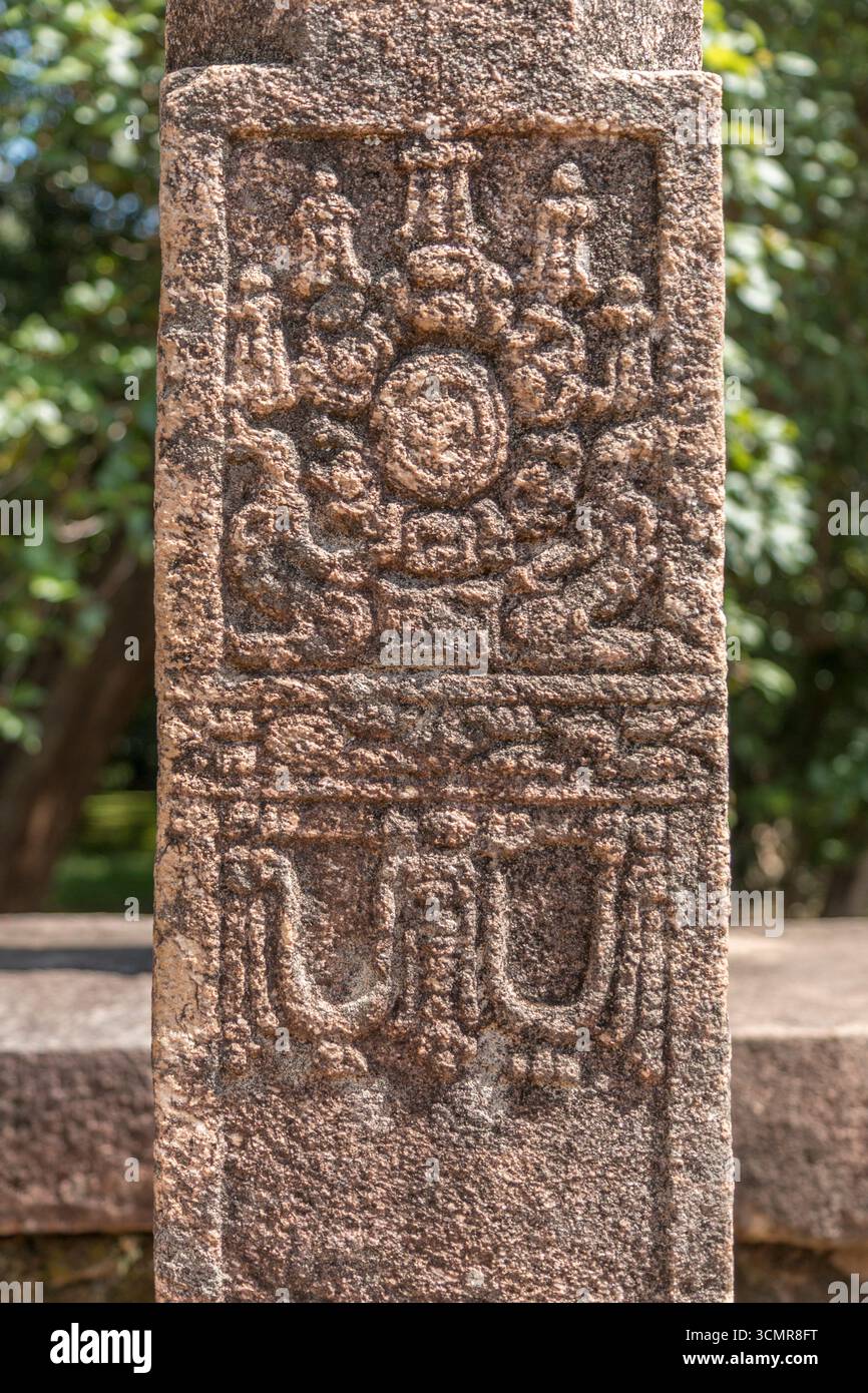 Sri Lanka - Polonnaruwa - sala del Consiglio - sculture in pietra con motivi sacri Foto Stock