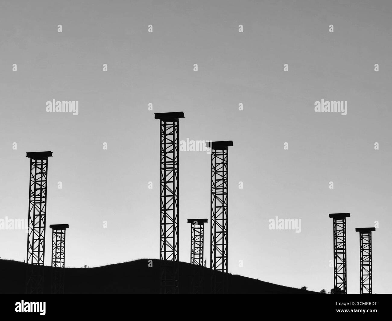 Colonne Sunset: Silhouette minimalista. Tonalità monocromatiche. Foto Stock