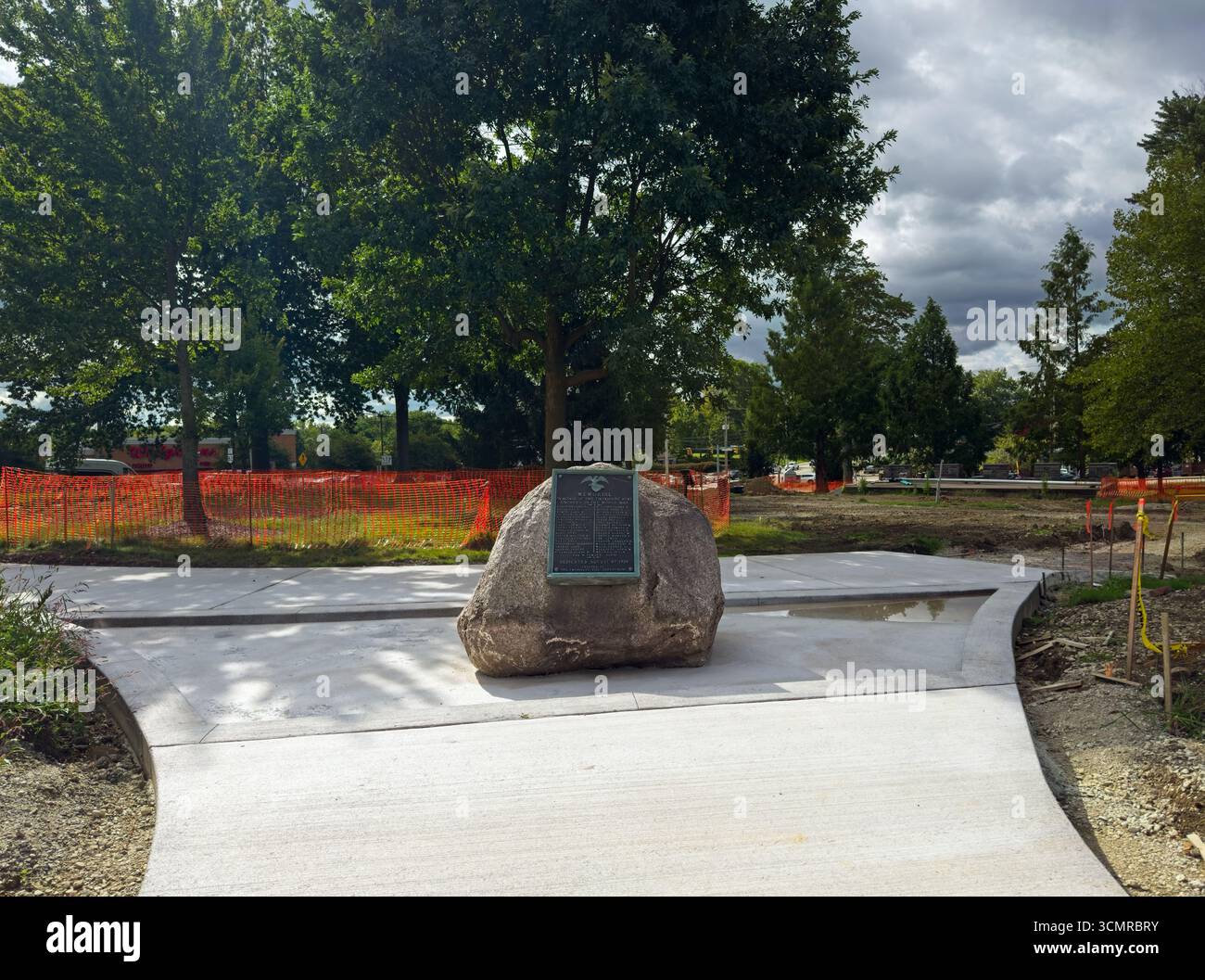 Un masso con una targa che commemora i veterani locali della prima guerra mondiale si trova su un passaggio appena versato, parte della ristrutturazione della piazza cittadina di Twinsburg. Foto Stock