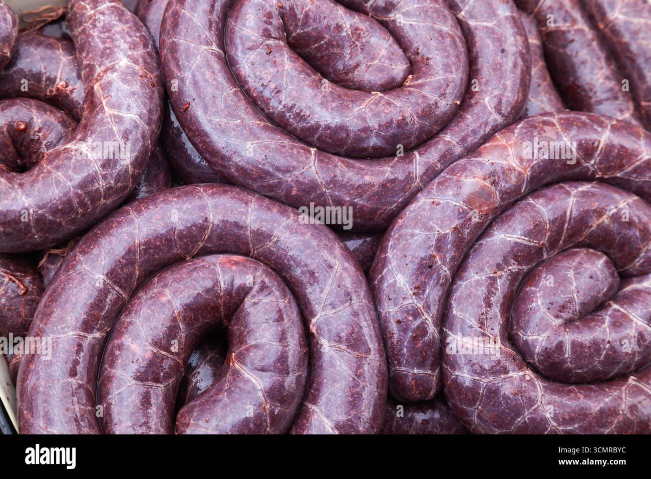 Grande pila di salsicce tradizionali fatte in casa e budino nero, vista dall'alto, primo piano Foto Stock