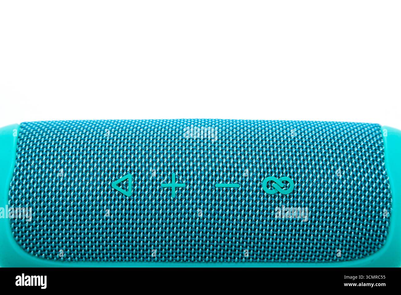 Nuovo speaker musicale wireless su sfondo bianco, turchese. Foto Stock