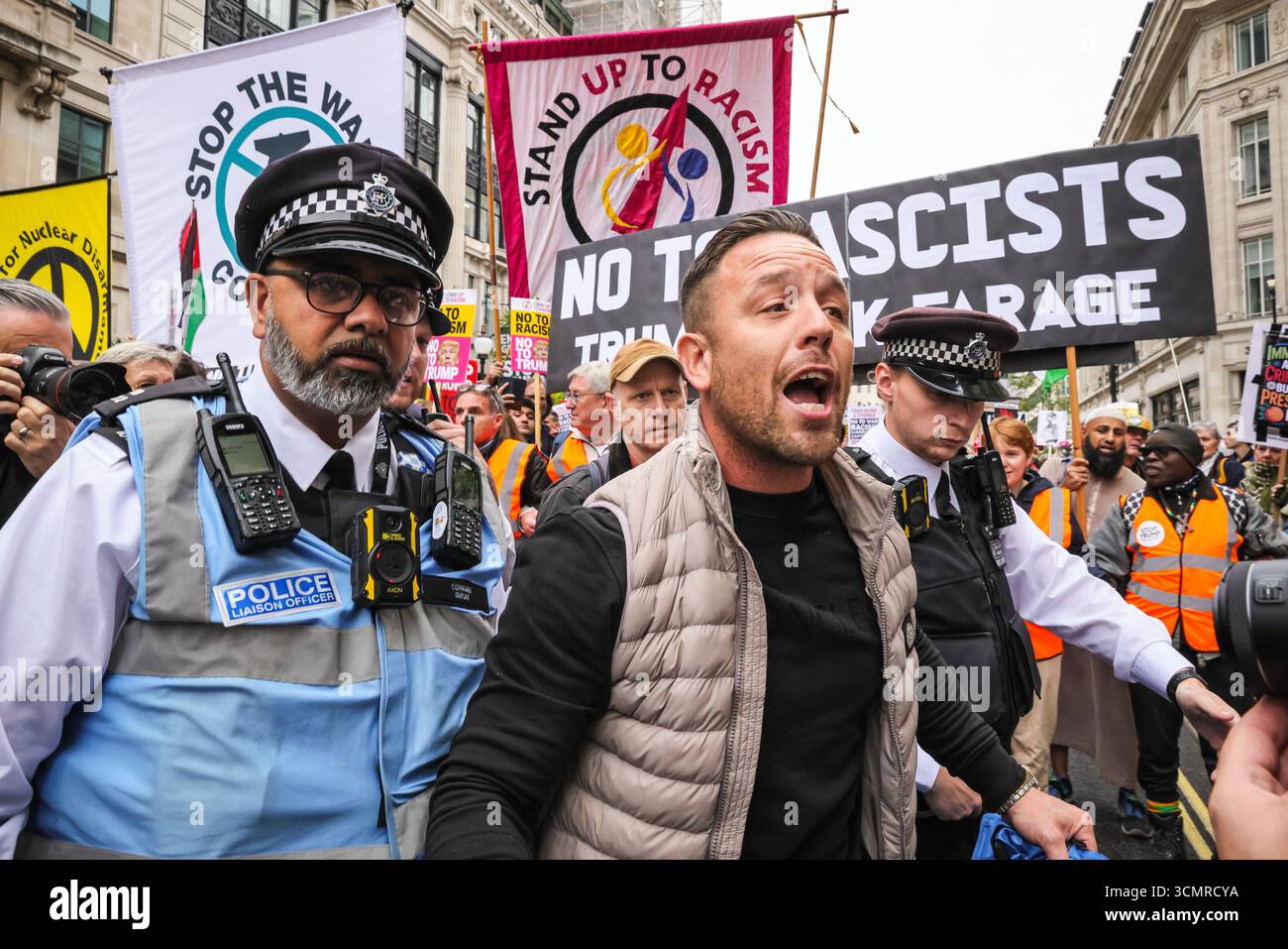Londra, Regno Unito. 17 settembre 2025. YouTuber, attivista di destra e sostenitore di Trump Danny Tommo tenta di interrompere la protesta più volte con i suoi messaggi ed è immediatamente circondato da fotografi. Folle di manifestanti si radunano e marciano contro la visita di stato del presidente degli Stati Uniti Donald Trump nel Regno Unito. Il "Trump Not Welcome" intitolato march from Portland Square to Parliament Square è una delle tante proteste a Londra e Windsor. Crediti: Imageplotter/Alamy Live News Foto Stock