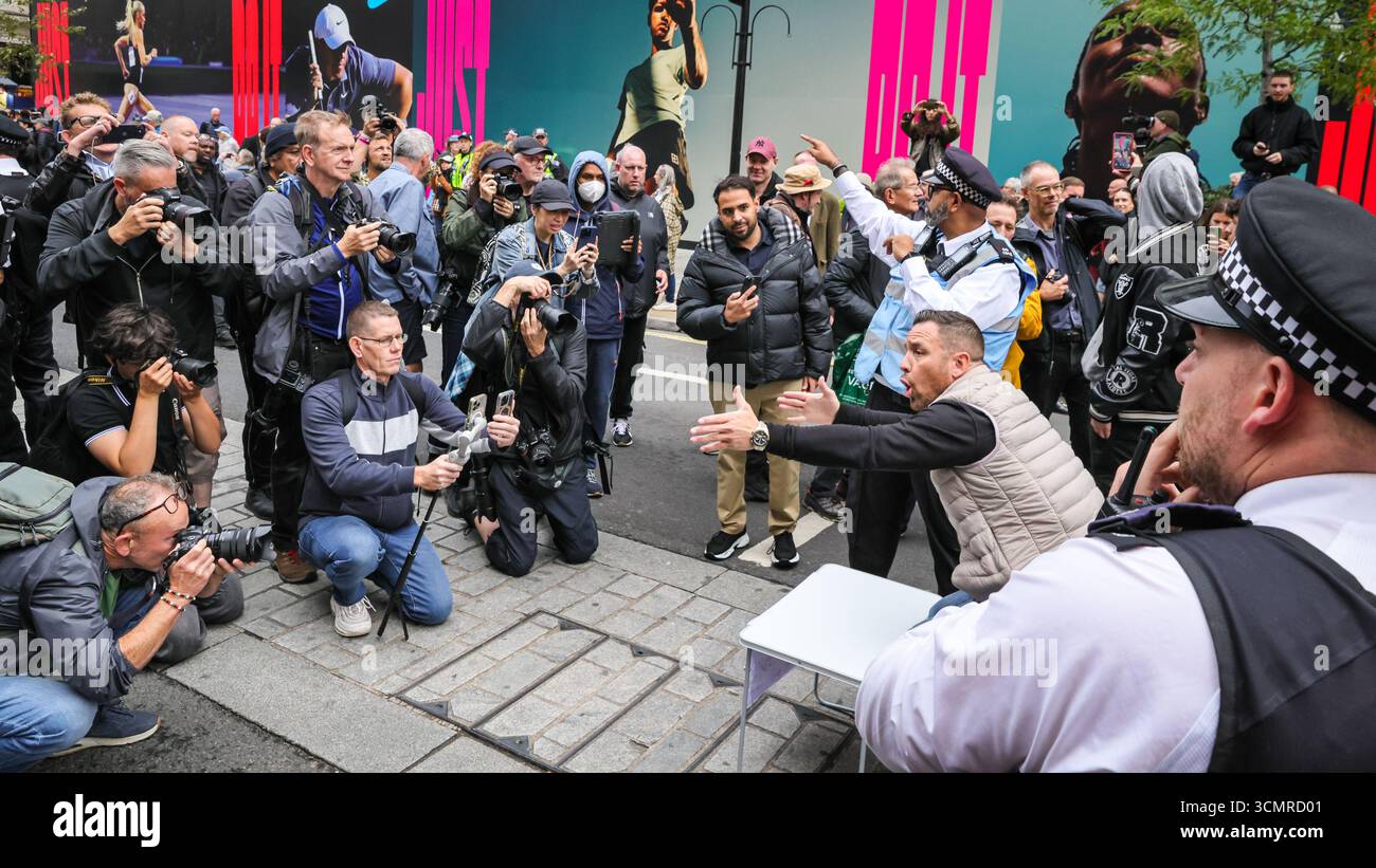 Londra, Regno Unito. 17 settembre 2025. YouTuber, attivista di destra e sostenitore di Trump Danny Tommo tenta di interrompere la protesta più volte con i suoi messaggi ed è immediatamente circondato da fotografi. Folle di manifestanti si radunano e marciano contro la visita di stato del presidente degli Stati Uniti Donald Trump nel Regno Unito. Il "Trump Not Welcome" intitolato march from Portland Square to Parliament Square è una delle tante proteste a Londra e Windsor. Crediti: Imageplotter/Alamy Live News Foto Stock