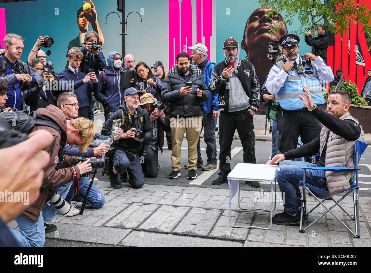 Londra, Regno Unito. 17 settembre 2025. YouTuber, attivista di destra e sostenitore di Trump Danny Tommo tenta di interrompere la protesta più volte con i suoi messaggi ed è immediatamente circondato da fotografi. Folle di manifestanti si radunano e marciano contro la visita di stato del presidente degli Stati Uniti Donald Trump nel Regno Unito. Il "Trump Not Welcome" intitolato march from Portland Square to Parliament Square è una delle tante proteste a Londra e Windsor. Crediti: Imageplotter/Alamy Live News Foto Stock