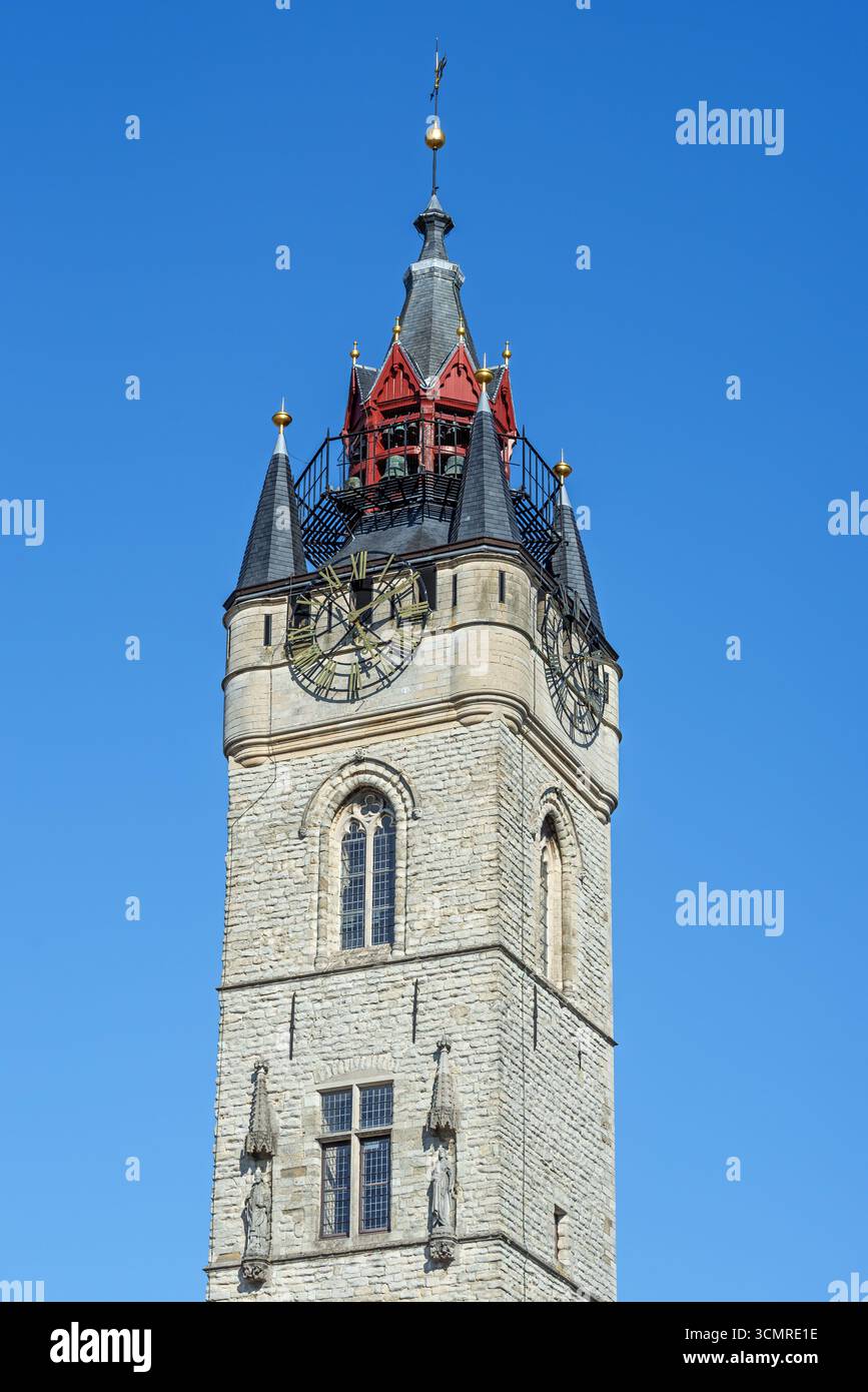 Primo piano della torre campanile gotica del XIV secolo con carillon e orologio nel centro storico di Dendermonde / Termont, Fiandre orientali, Belgio Foto Stock