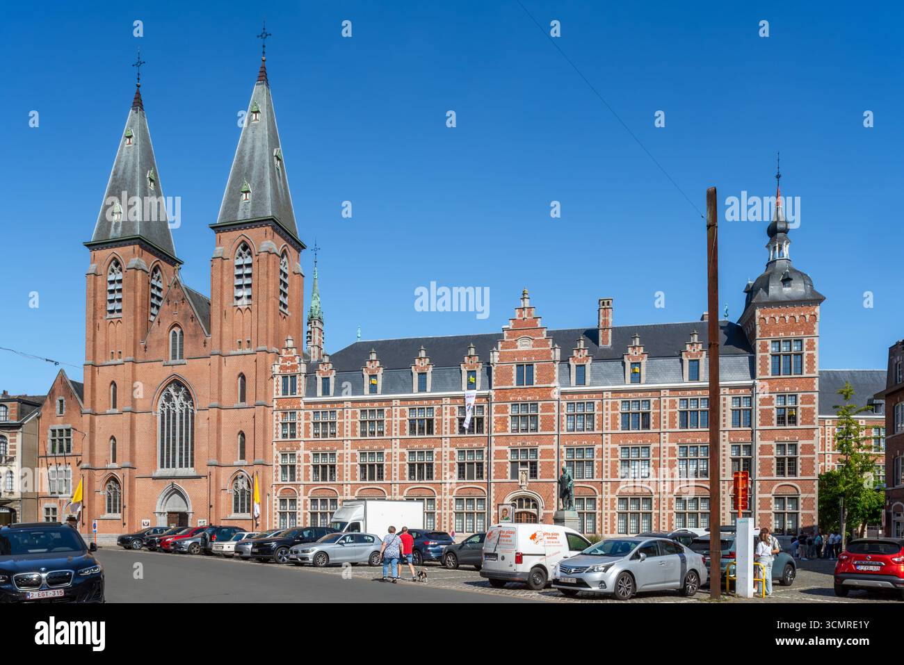 Basilica Benedettina neogotica di San Pietro e San Paolo / Sint-Pieter en Paulusbasiliek nella città di Dendermonde / Termont, Fiandre orientali, Belgio Foto Stock