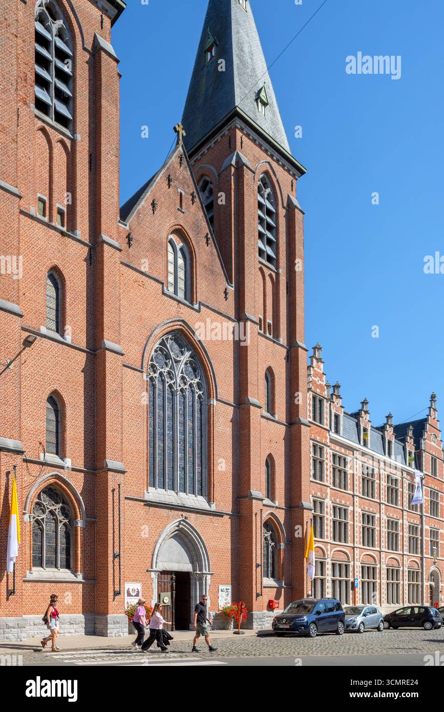 Basilica Benedettina neogotica di San Pietro e San Paolo / Sint-Pieter en Paulusbasiliek nella città di Dendermonde / Termont, Fiandre orientali, Belgio Foto Stock