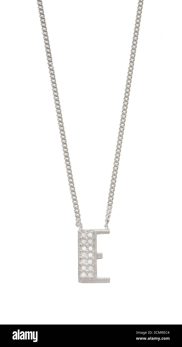 Collana monogramma con pendente lettera e su sfondo bianco Foto Stock