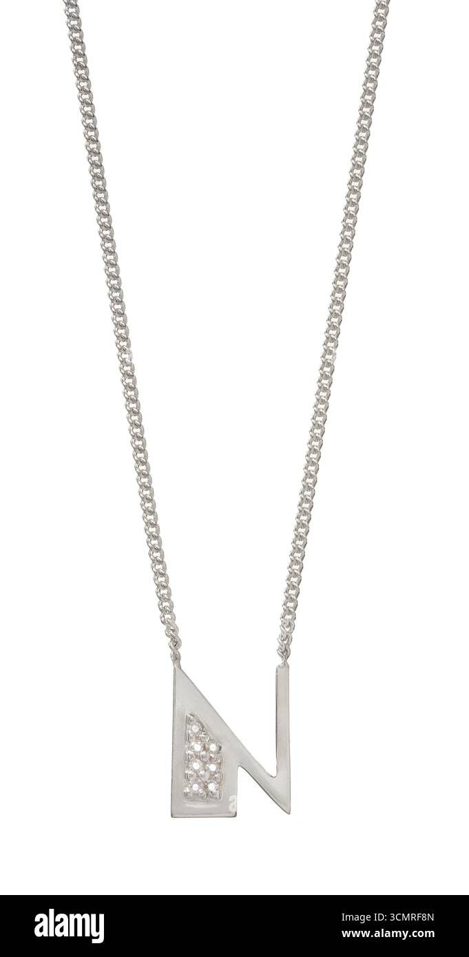 Collana monogramma con pendente Letter N su sfondo bianco Foto Stock