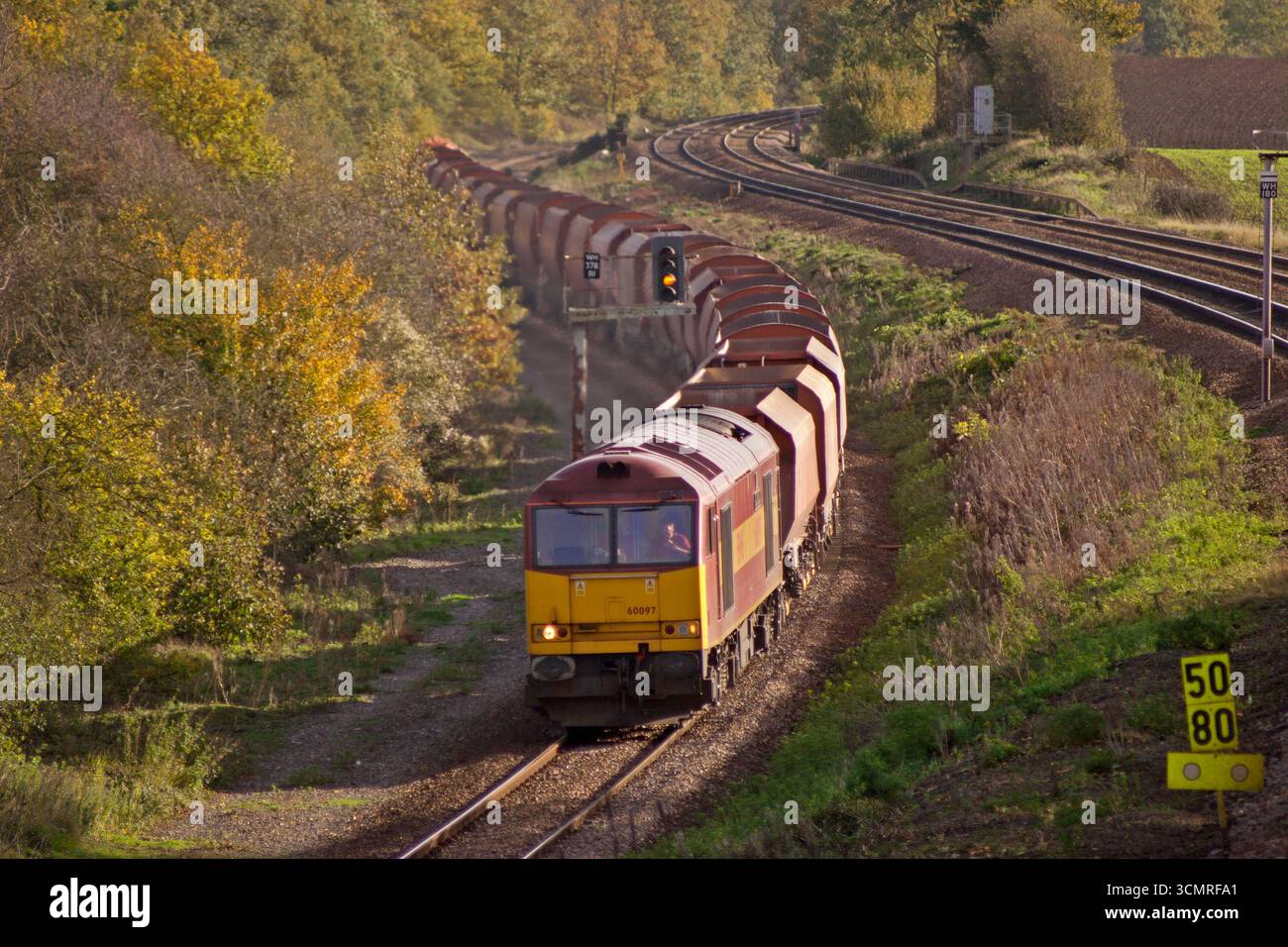 Locomotive diesel di classe 60 n. 60097 che lavorano su un treno di vagoni tramogge RMC vuoti a Souldrop il 12 novembre 2005. Foto Stock