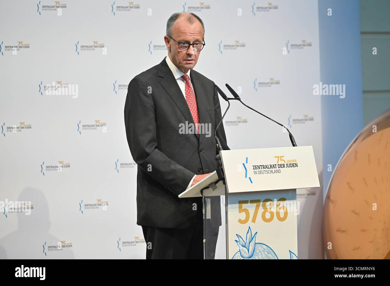 Der Zentralrat der Juden in Deutschland feiert am Mittwochabend 17.09.2025 sciabiche anlaesslich 75-jaehrigen Bestehens einen Rosch-Haschana-Empfang Neujahrsempfang im Juedischen Museum di Berlino. Foto: Bundeskanzler Merz CDU Der Zentralrat der Juden in Deutschland wurde am 19. Juli 1950 fuenf Jahre nach Ende des Zweiten Weltkriegs und der Schoa a Francoforte sul meno gegruendet. Seitdem ist er die politische, gesellschaftliche und religioese Vertretung der juedischen Gemeinschaft in Deutschland. Unter seinem Dach sind alle juedischen Denominationen vertreten. Der Zentralrat setzt sich fuer Demokra Foto Stock