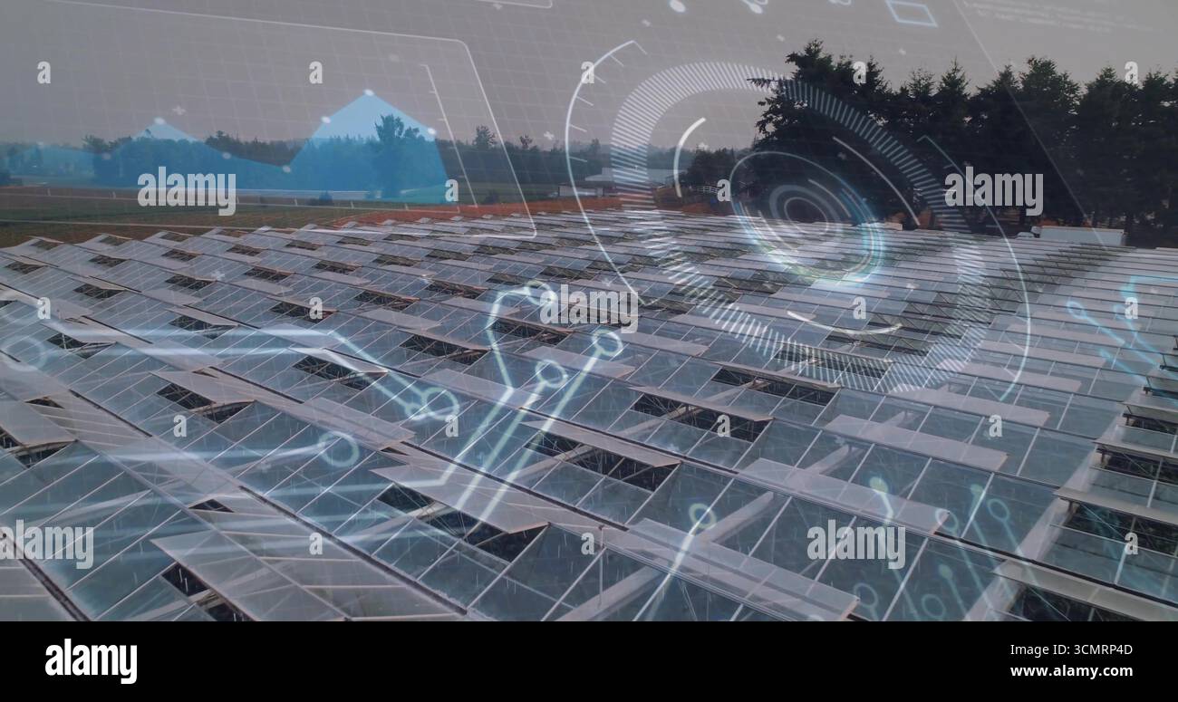 Estensione dei pannelli solari delle file su rack su terreni erbosi rurali, visualizzando sovrapposizioni di dati Foto Stock
