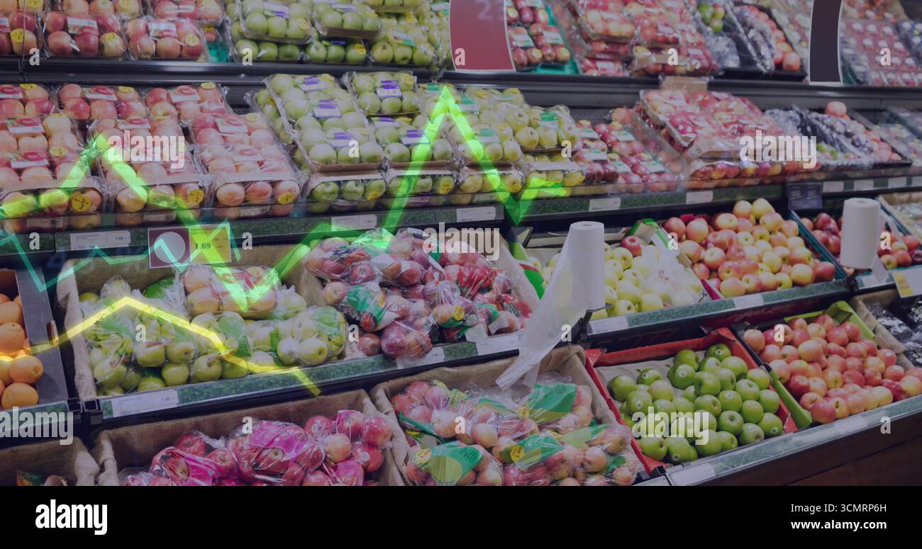 Ripiani a più livelli che espongono le mele nei vassoi e nei sacchetti nei corridoi di produzione, con dispenser di carta asciugamani Foto Stock