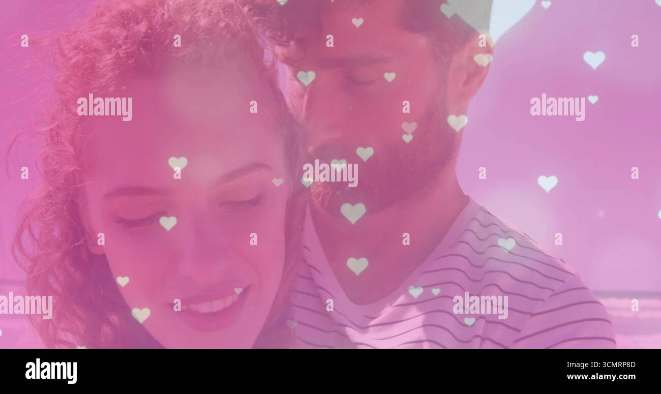 Abbraccia una coppia romantica che abbraccia la spiaggia sabbiosa, con grafica digitale a forma di cuore Foto Stock