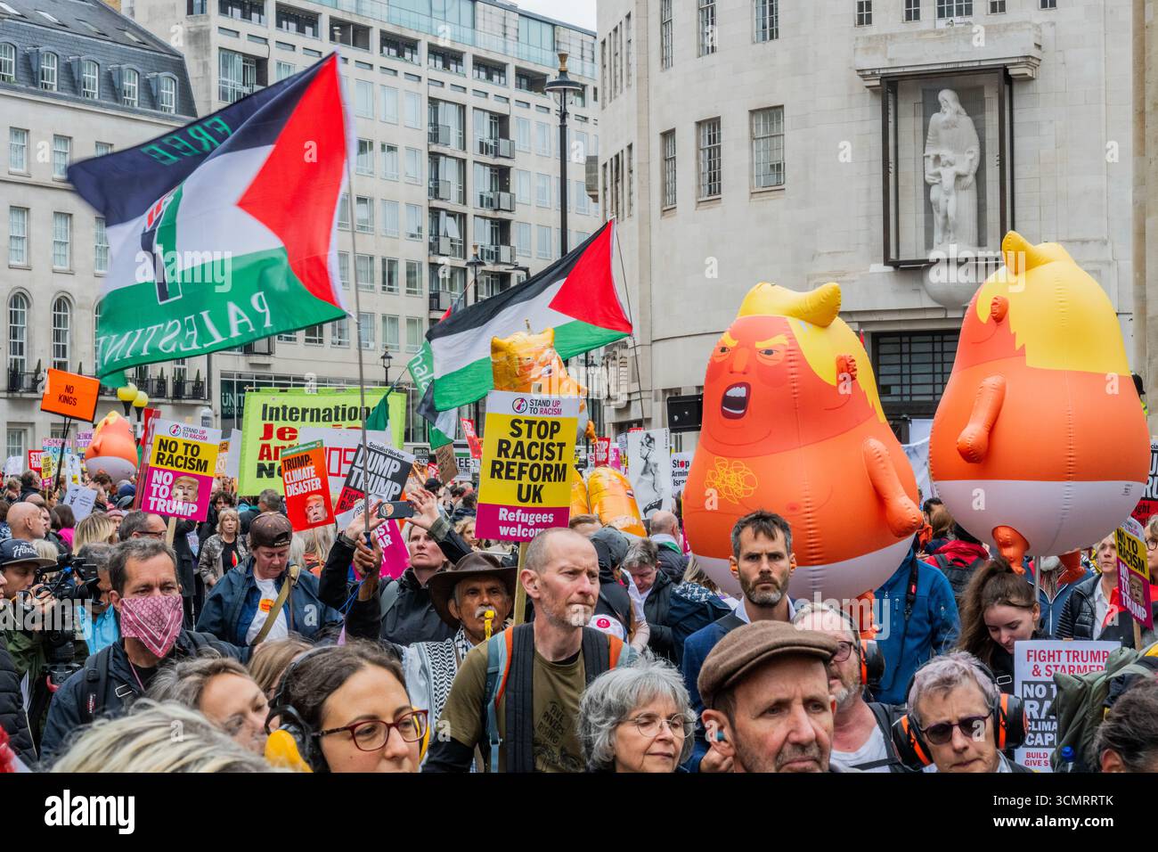 Londra, Regno Unito. 17 settembre 2025. I bambini gonfiabili Trump di fronte alla scultura della BBC HQ del pedofilo Eric Gill - Trump Coalition - che è composta da oltre 50 sindacati, associazioni di beneficenza e gruppi di interesse - marciano da Portland Place a Parliament Square. Una reazione alla seconda visita di stato del presidente Donald Trump nel Regno Unito. Crediti: Guy Bell/Alamy Live News Foto Stock