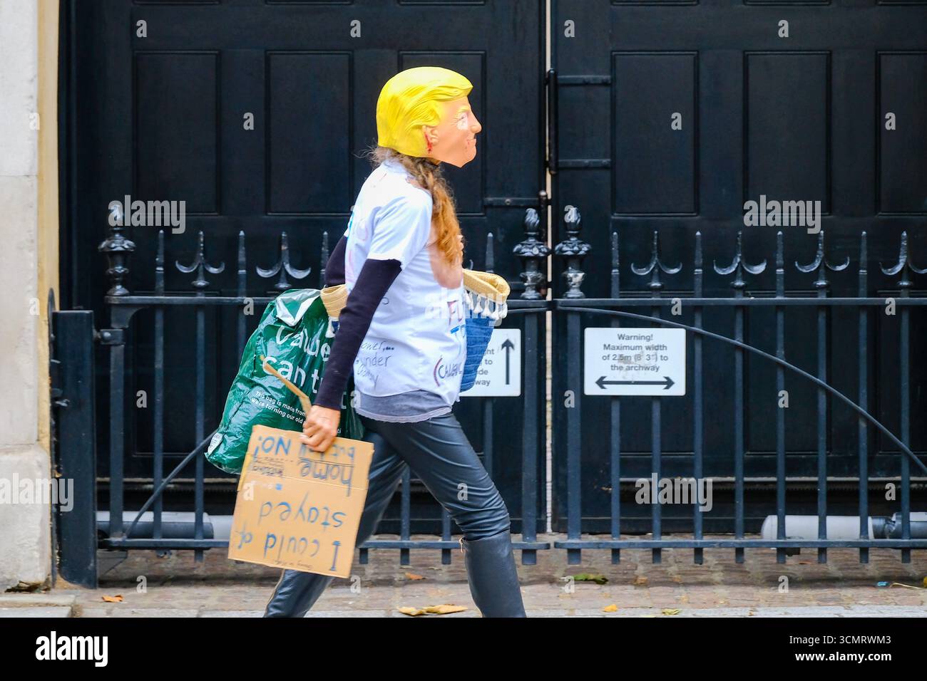 Londra, Regno Unito. 17 settembre 2025. Attivisti di circa 50 organizzazioni ambientaliste, sindacati, associazioni di beneficenza e altre organizzazioni hanno protestato contro la seconda visita di Stato del Presidente americano nel Regno Unito nella marcia "Trump Not Welcome" da portland Place a Parliament Square. Credito: Fotografia dell'undicesima ora/Alamy Live News Foto Stock